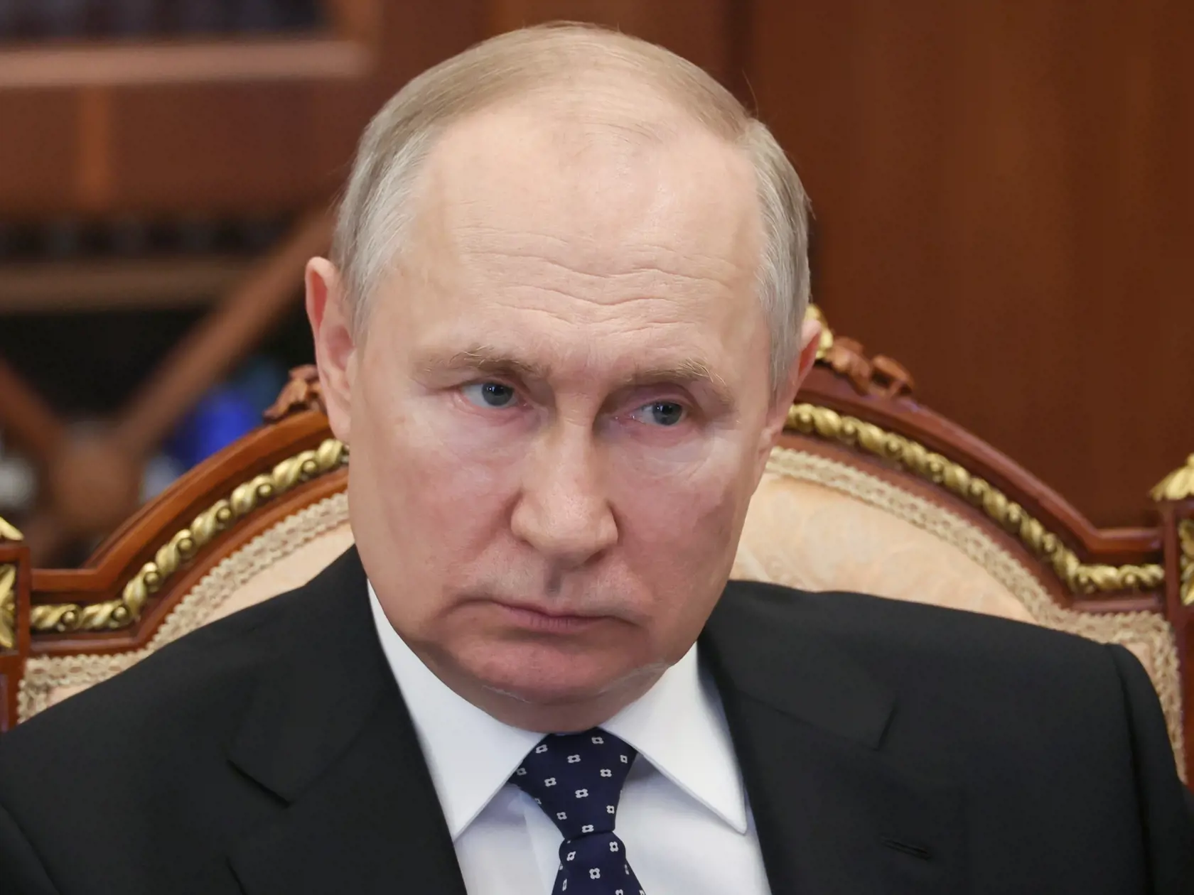 JB 35 Moskva - Ruský prezident Vladimir Putin počúva guvernéra Tverskej oblasti Igora Rudenju (nie je na snímke) počas ich stretnutia v Kremli v Moskve 9. augusta 2023. FOTO TASR/AP
Russian President Vladimir Putin listens to Tver Region Governor Igor Rudenya during their meeting in Moscow, Russia, Wednesday, Aug. 9, 2023. (Mikhail Klimentyev, Sputnik, Kremlin Pool Photo via AP)