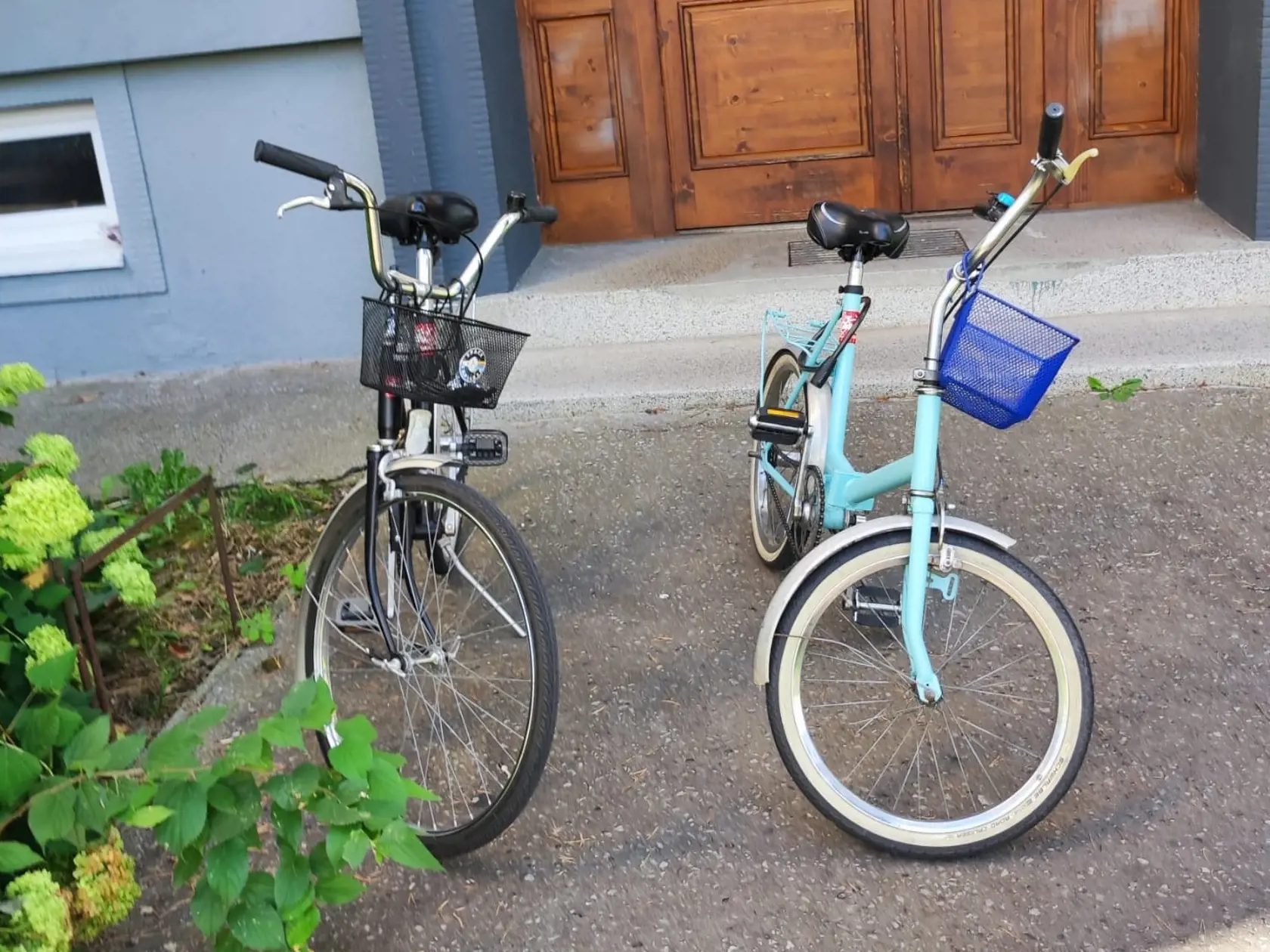Ľubkina retro skladačka je už opäť doma pri priateľovom retro bicykli.