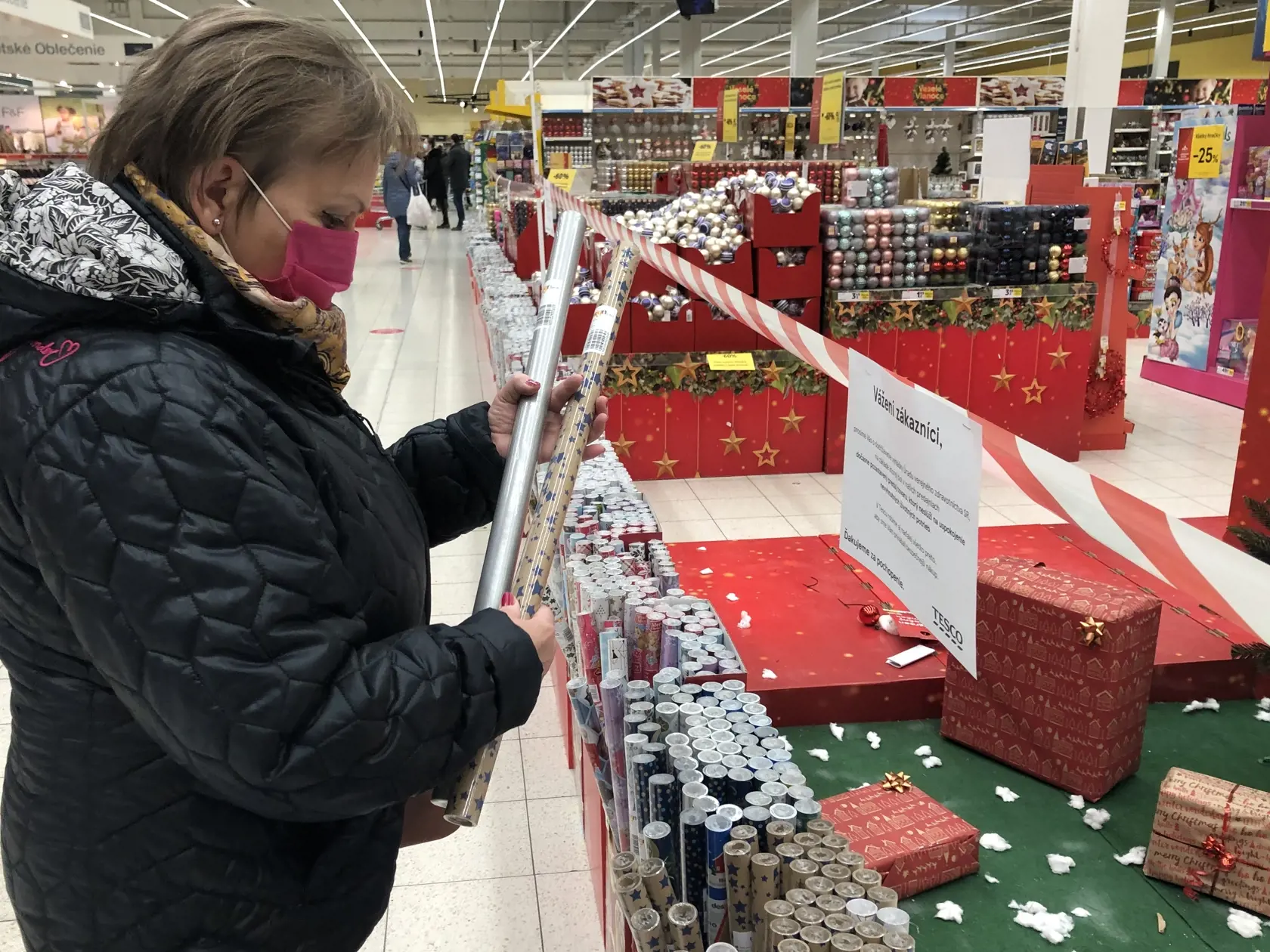 Vlani sme v obchodoch všade videli červené pásky.
