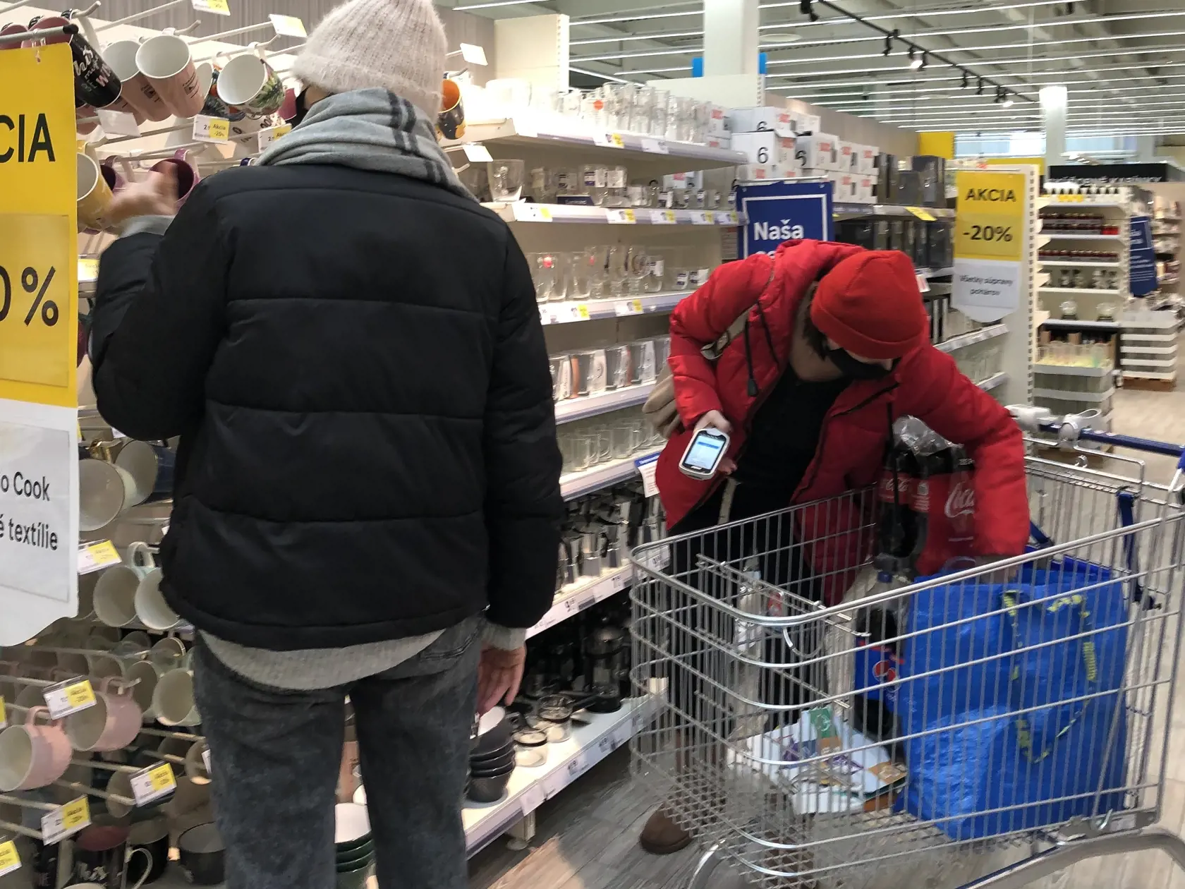 Napriek lockdownu si dnes ľudia v supermarketoch vedia nakúpiť aj neesenciálny tovar.