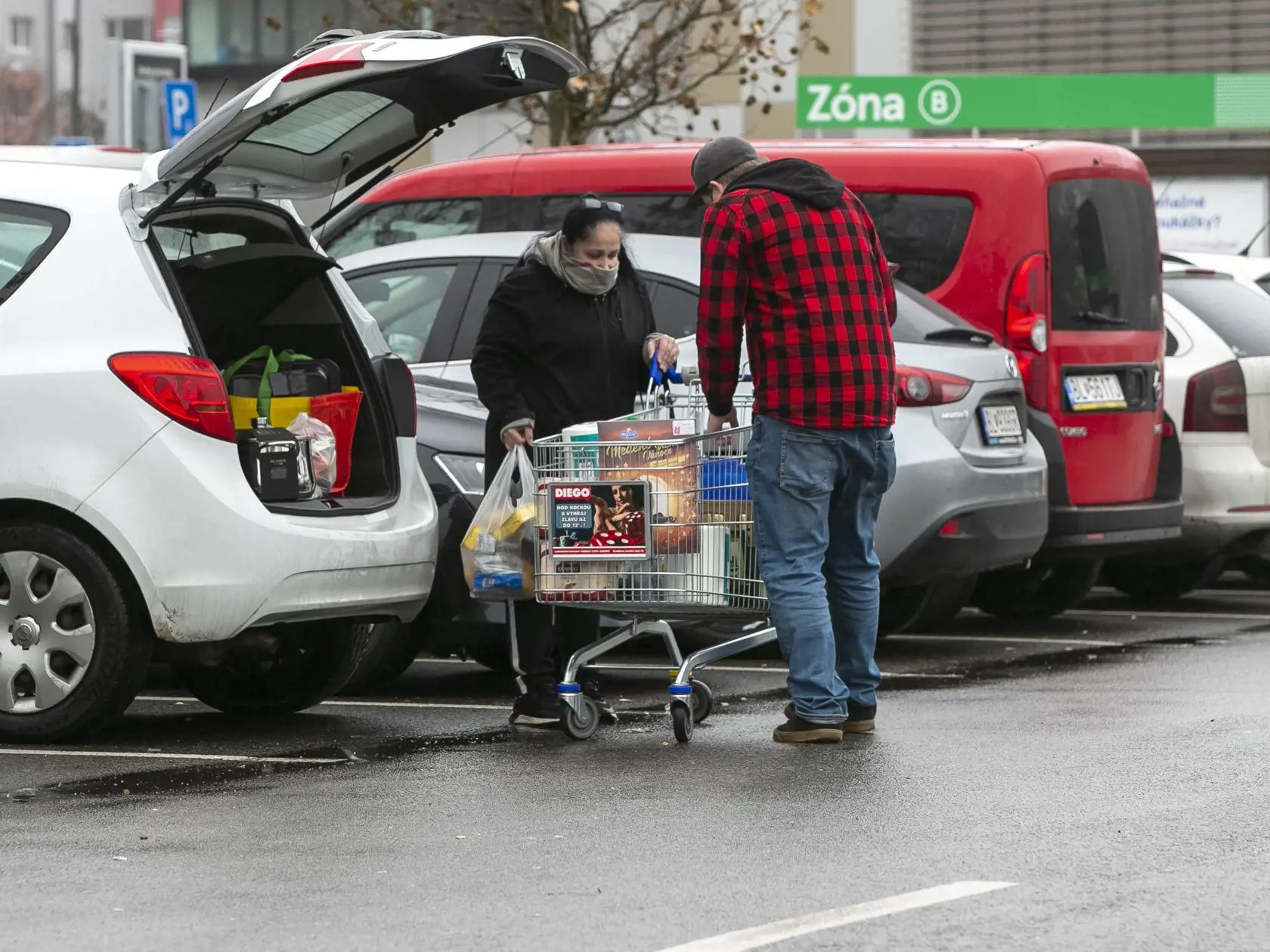 Napriek lockdownu si dnes ľudia v supermarketoch vedia nakúpiť aj neesenciálny tovar.