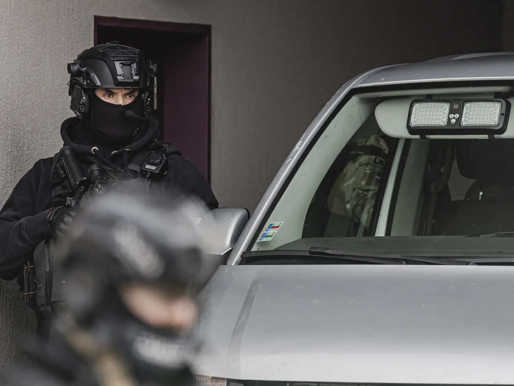 Na snímke príslušnící Národnej kriminálnej agentúry eskortujú pred sudcu pre prípravné konanie Špecializovaného trestného súdu obvineného Tomáša Rajeckého.
