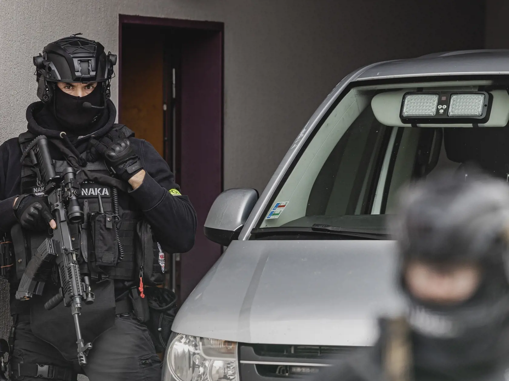 Na snímke príslušnící Národnej kriminálnej agentúry eskortujú pred sudcu pre prípravné konanie Špecializovaného trestného súdu obvineného Tomáša Rajeckého.