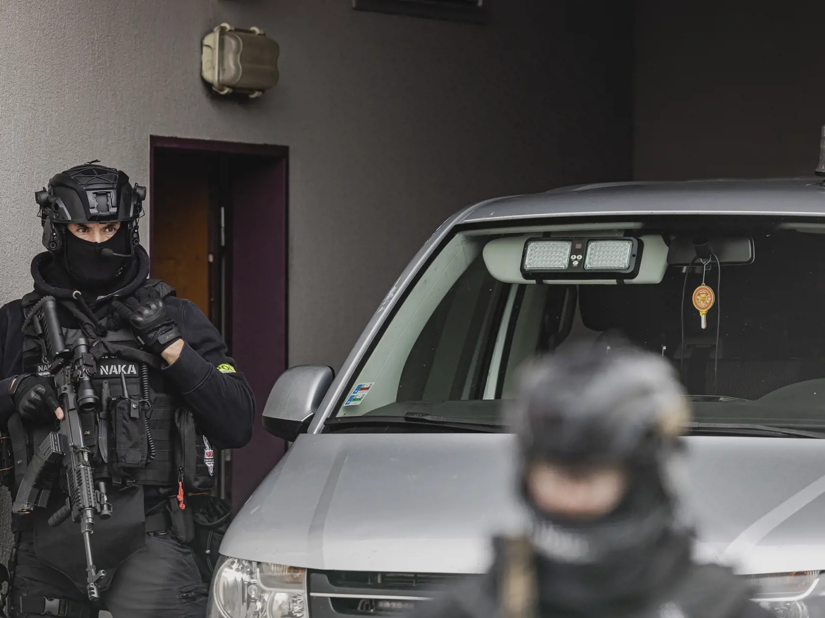 Na snímke príslušnící Národnej kriminálnej agentúry eskortujú pred sudcu pre prípravné konanie Špecializovaného trestného súdu obvineného Tomáša Rajeckého.