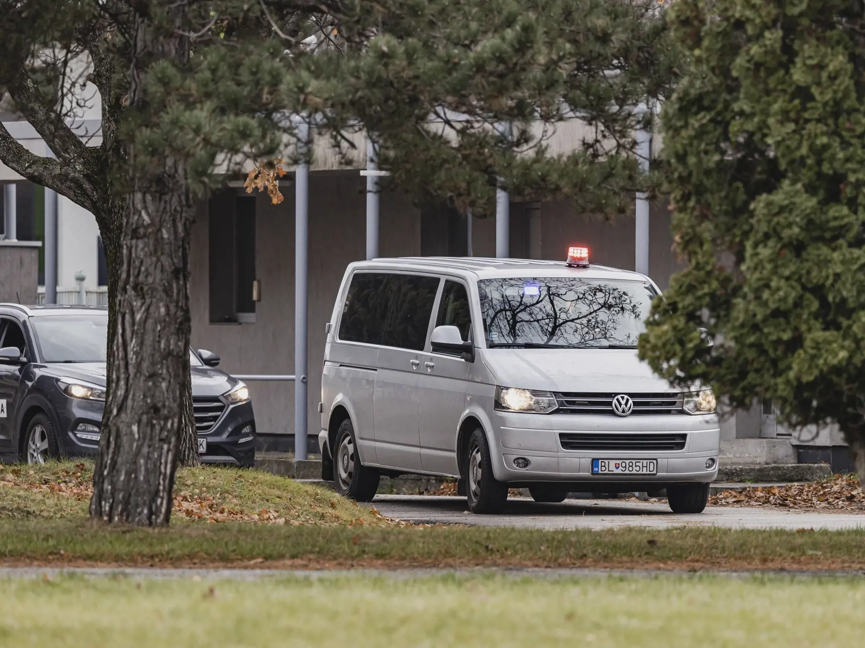 Na snímke príslušnící Národnej kriminálnej agentúry eskortujú pred sudcu pre prípravné konanie Špecializovaného trestného súdu obvineného Tomáša Rajeckého.