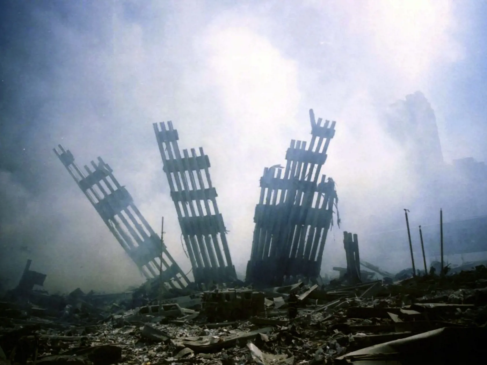 KK28 New York - Na archívnej snímke z 11. septembra 2001 pozostatky Svetového obchodného centra v New Yorku (WTC), ktoré boli zničené pri teroristických útokoch. Devätnásť islamistov z teroristickej siete al-Káida zaútočilo 11. septembra 2001 v štyroch dopravných lietadlách na ciele v Spojených štátoch. Dve lietadlá vrazili do budov Svetového obchodného centra (WTC) v New Yorku, tretie narazilo do budovy Pentagónu vo Washingtone a štvrté sa zrútilo v štáte Pensylvánia. Celkovo pri teroristických