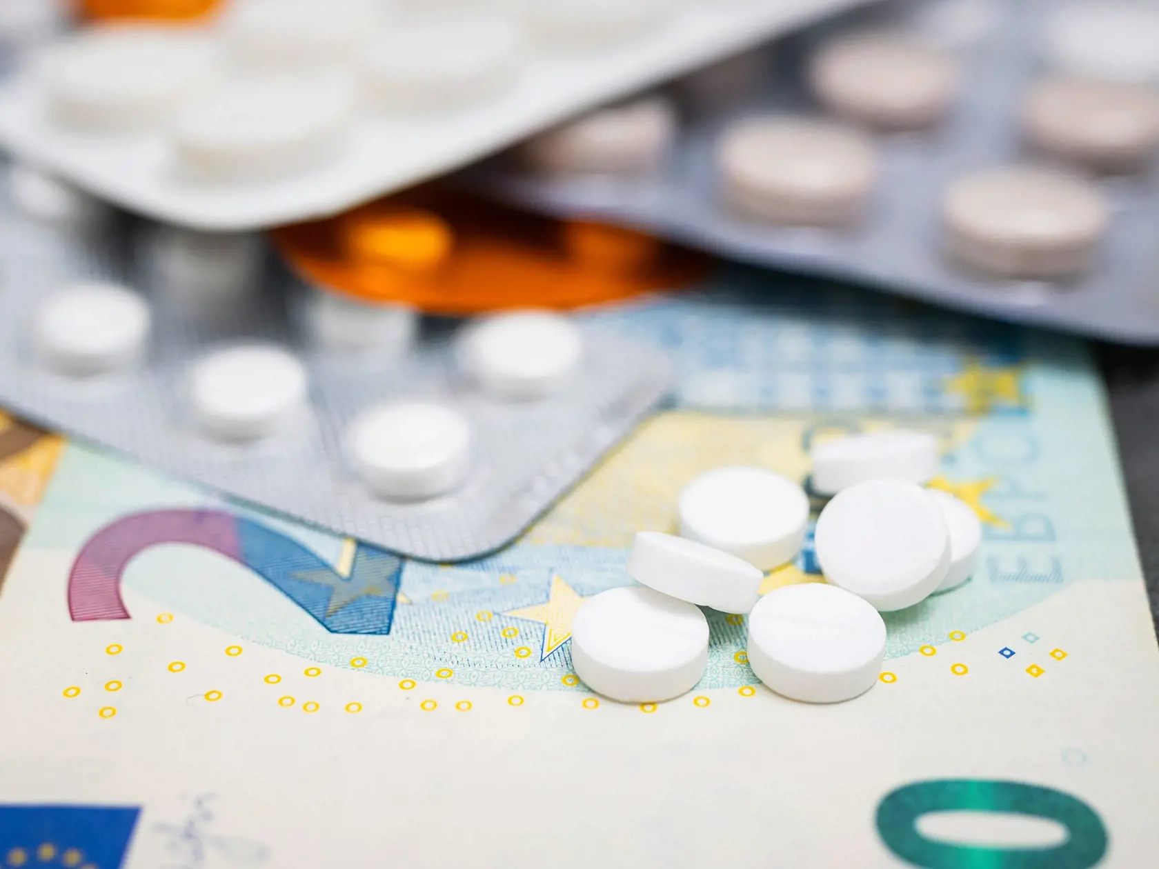 Limit spoluúčasti je suma,  ktorou sa poistenec spolupodieľa na úhrade lieku, dietetickej potraviny a zdravotníckej pomôcky hradenej zo zdravotného poistenia. To znamená, že ak úhrnná výška úhrad poistenca za doplatky za lieky, zdravotnícke pomôcky a dietetické potraviny  prekročí v kalendárnom štvrťroku limit spoluúčasti pre určené skupiny poistencov 0 eur, 12 eur a 30 eur,  zdravotná poisťovňa mu uhradí čiastku, o ktorú bol limit spoluúčasti prekročený,  za podmienok určených zákonom.