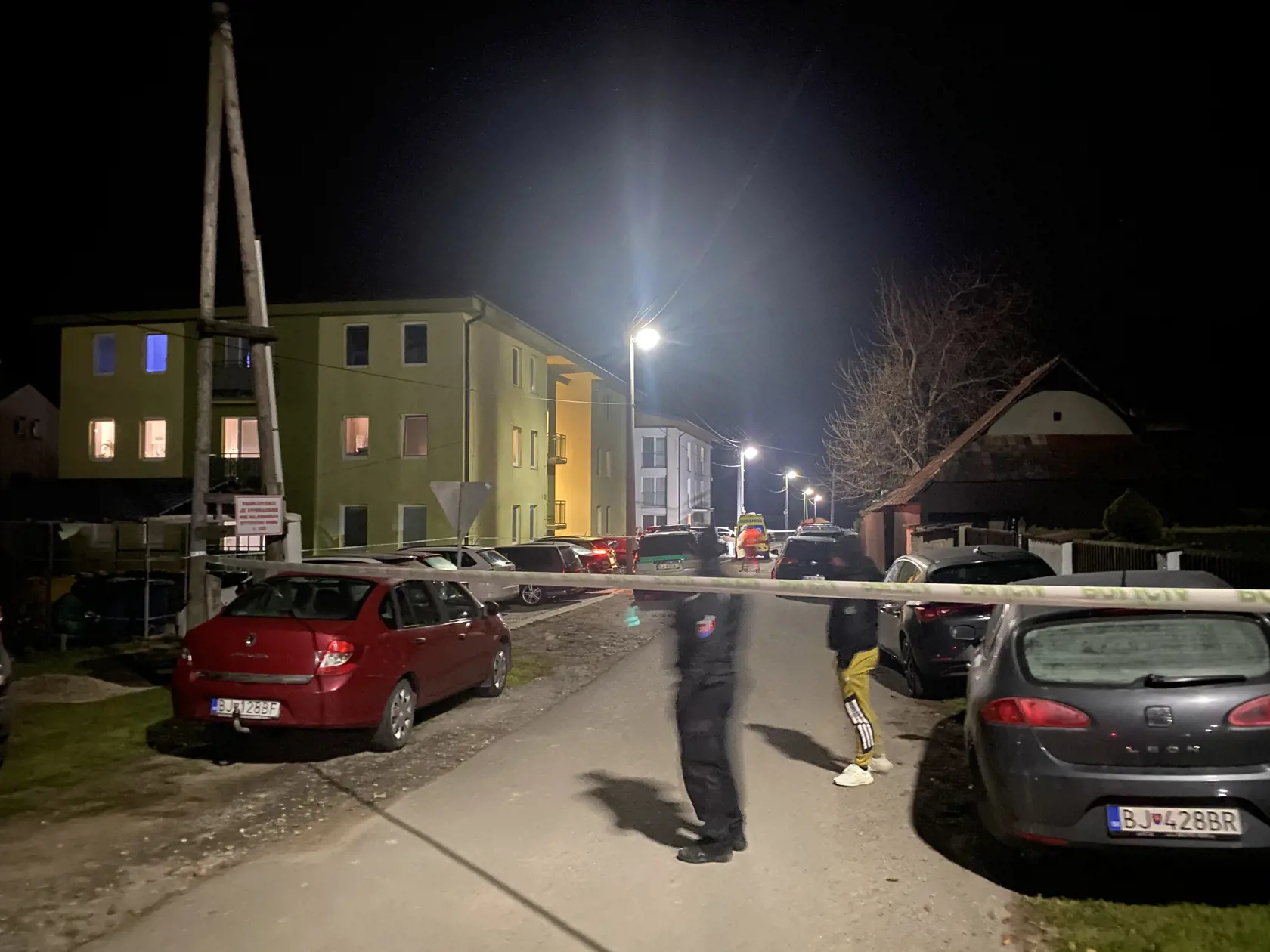 Ulica hrôzy. V Rokytove pri Bardejove, v prvom bytovom dome vľavo na fotografii, na prízemí, policajt zastrelil iba mesačné bábätko a potom zbraň obrátil proti sebe