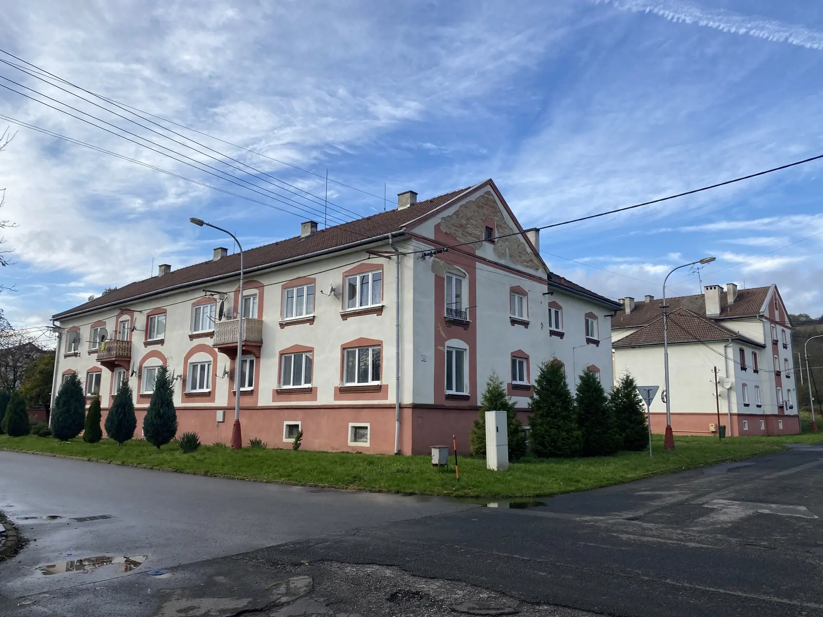 V rohovom byte na poschodí na Školskej ulici sa v pondelok odohralá dráma s tragickým koncom.