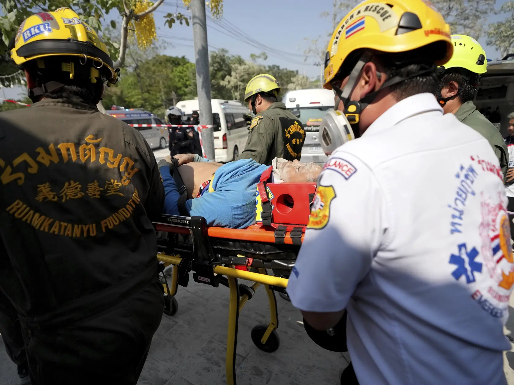 WA 20 Bangkok - Na snímke záchranári odnášajú zranenú osobu po zemetrasení v thajskej metropole Bangkok v piatok 28. marca 2025. FOTO TASR/AP

Rescuers carry an injured from the site of a high-rise building under construction that collapsed after a 7.7 magnitude earthquake in Bangkok, Thailand, Friday, March 28, 2025. (AP Photo/Sakchai Lalit)
