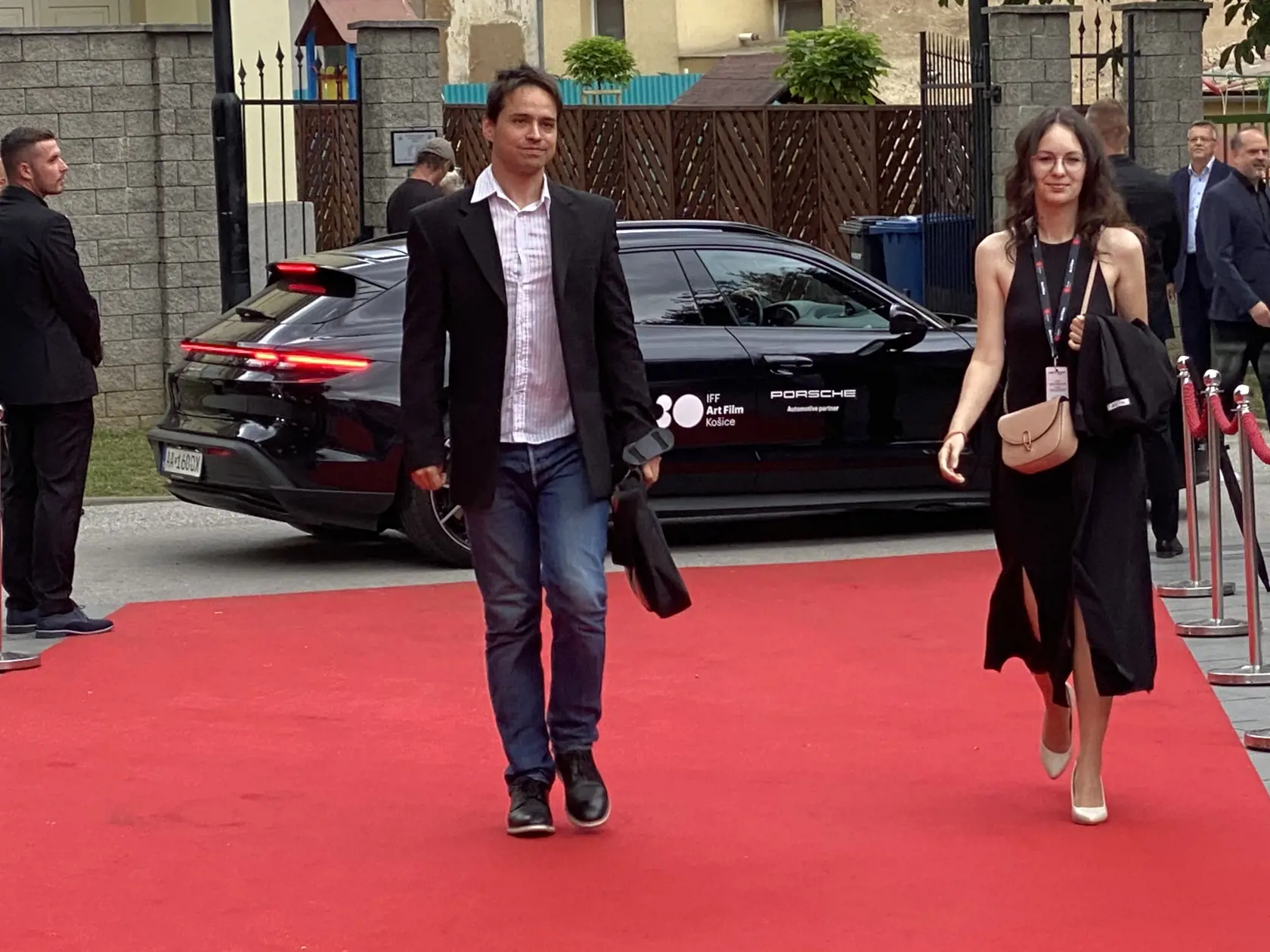 Príchod hostí na záverečný ceremoniál 30. ročníka medzinárodného festivalu Art Film Košice, na ktorom odovzdali ceny držiteľom honorárnych ocenení - Sergejovi Loznicovi, Antónii Liškovej a Marošovi Kramárovi a vyhlásili víťazov jednotlivých súťaží.