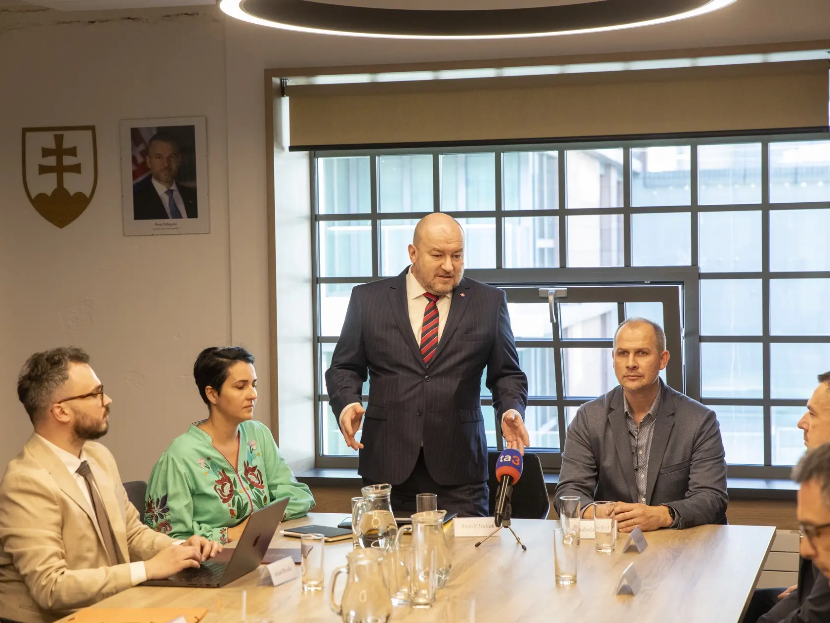 Na snimke je prvé zasadnutie Rady pre šport ministra Cestovného ruchu a športu Rudolfa Huliaka.
Minister Rudolf Huliak predstavuje Radu ministra pre šport.
Rudolf Huliak a predseda Rady Radoslav Hecl