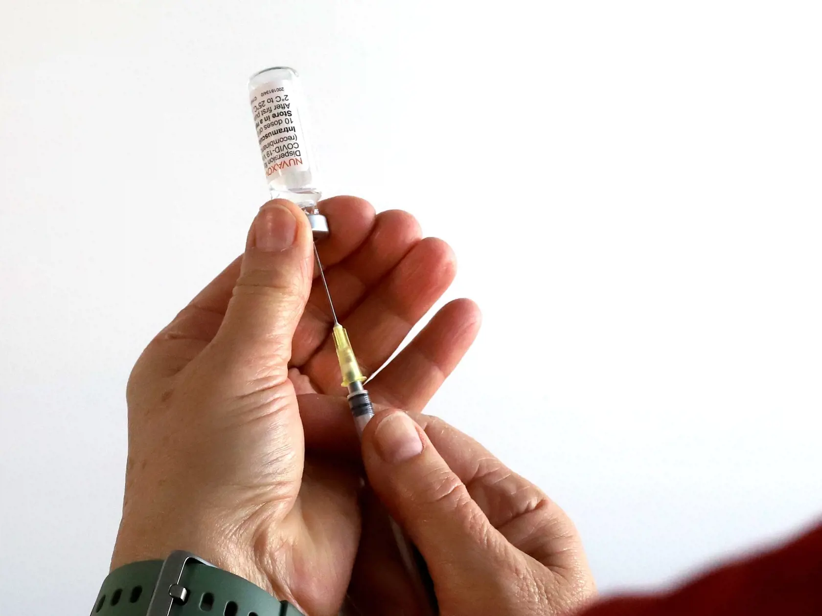 Na snímke obal s vakcínami Novavax počas vakcinácie vo Fakultnej nemocnici s poliklinikou v Banskej Bystrici dňa 10. marca 2022. Vo Fakultnej nemocnici s poliklinikou v Banskej Bystrici dnes ministerstvo zdravotníctva SR spúšťa očkovanie vakcínou Nuvaxovid od spoločnosti Novavax. Vakcína je dvojdávková a je určená len pre dospelých. V Banskej Bystrici 10. marca 2022. FOTO TASR - Ján Krošlák
