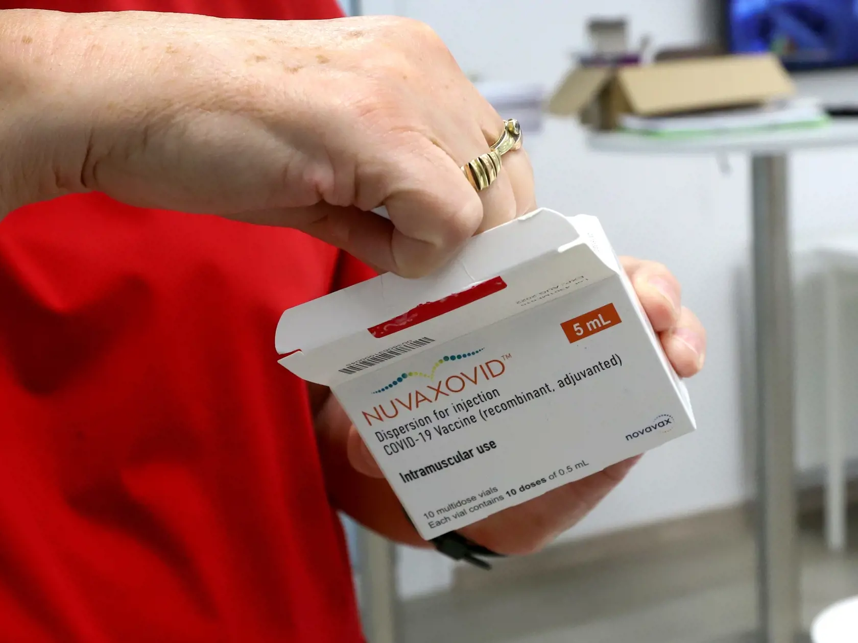 Na snímke obal s vakcínami Novavax počas vakcinácie vo Fakultnej nemocnici s poliklinikou v Banskej Bystrici dňa 10. marca 2022. Vo Fakultnej nemocnici s poliklinikou v Banskej Bystrici dnes ministerstvo zdravotníctva SR spúšťa očkovanie vakcínou Nuvaxovid od spoločnosti Novavax. Vakcína je dvojdávková a je určená len pre dospelých. V Banskej Bystrici 10. marca 2022. FOTO TASR - Ján Krošlák
