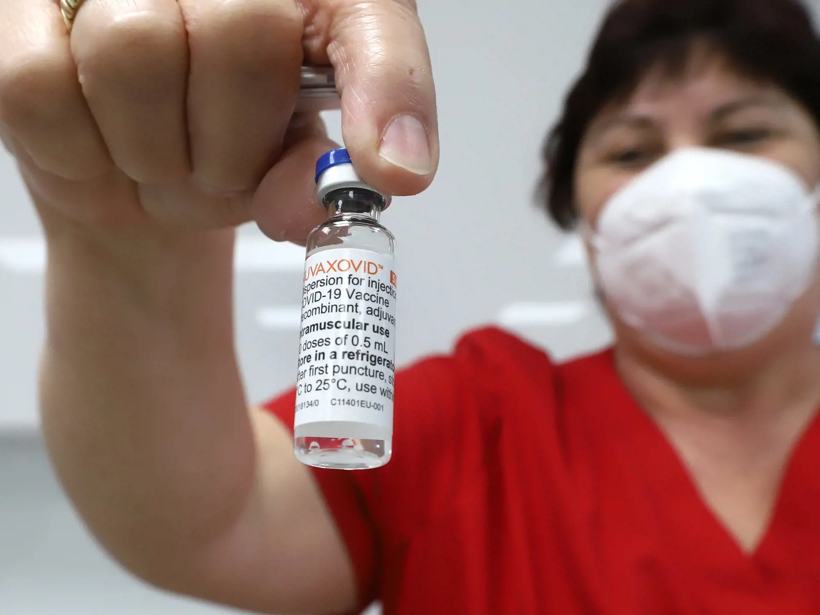 Na snímke obal s vakcínami Novavax počas vakcinácie vo Fakultnej nemocnici s poliklinikou v Banskej Bystrici dňa 10. marca 2022. Vo Fakultnej nemocnici s poliklinikou v Banskej Bystrici dnes ministerstvo zdravotníctva SR spúšťa očkovanie vakcínou Nuvaxovid od spoločnosti Novavax. Vakcína je dvojdávková a je určená len pre dospelých. V Banskej Bystrici 10. marca 2022. FOTO TASR - Ján Krošlák
