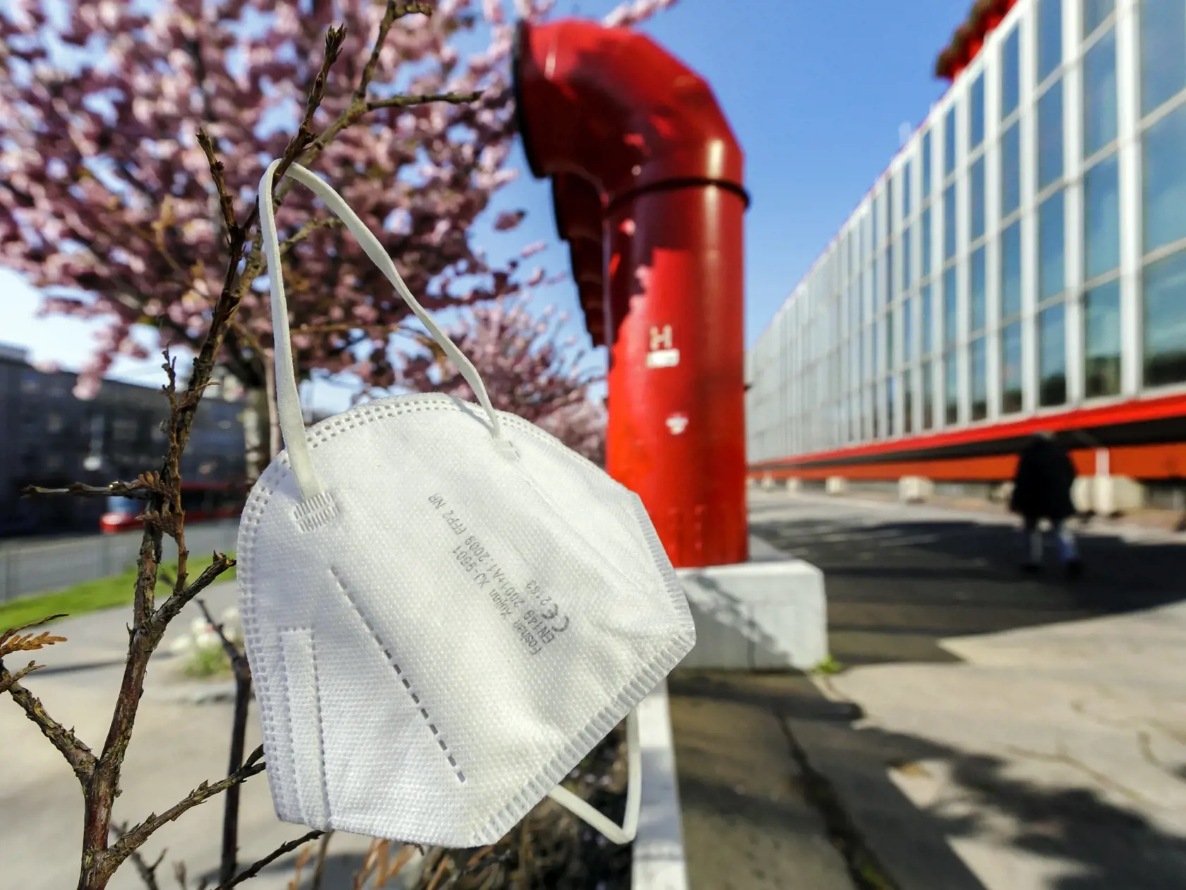 Od štvrtka  21. apríla 2022 už nie je povinné prekrytie horných dýchacích ciest v exteriéroch ani vo väčšine interiérov. Respirátor je naďalej povinný pre personál i návštevníkov zdravotníckych zariadení a zariadení sociálnych služieb, pacientov v čakárňach u lekára i zákazníkov lekární. Zrušila sa aj povinná karanténa po kontakte s pozitívne testovanou osobou na COVID-19. Vyplýva to z vyhlášok Úradu verejného zdravotníctva (ÚVZ) SR. Prekrytie horných dýchacích ciest tak už nie je povinné v exte