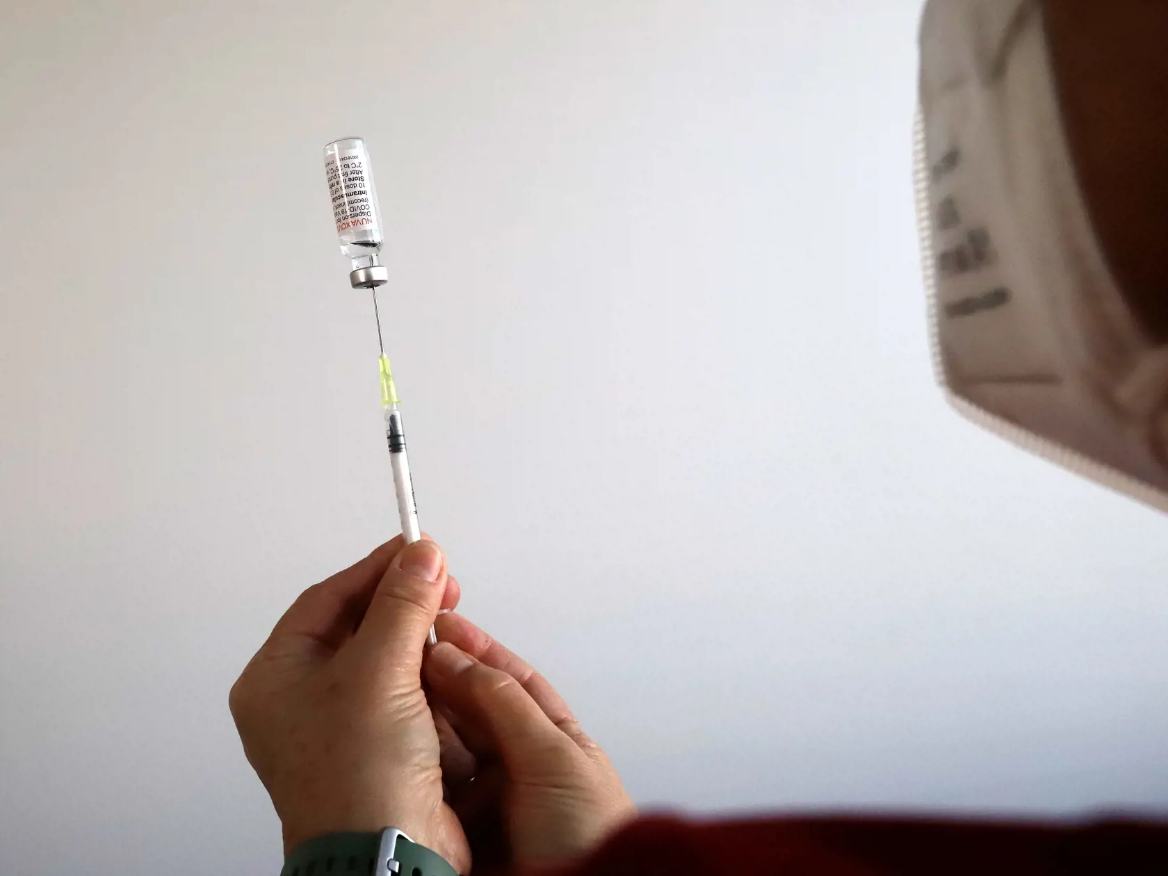 Na snímke zdravotníčka naťahuje injekčnou striekačkou z ampulky vakcínu Novavax počas vakcinácie vo Fakultnej nemocnici s poliklinikou v Banskej Bystrici dňa 10. marca 2022. Vo Fakultnej nemocnici s poliklinikou v Banskej Bystrici dnes ministerstvo zdravotníctva SR spúšťa očkovanie vakcínou Nuvaxovid od spoločnosti Novavax. Vakcína je dvojdávková a je určená len pre dospelých. V Banskej Bystrici 10. marca 2022. FOTO TASR - Ján Krošlák
