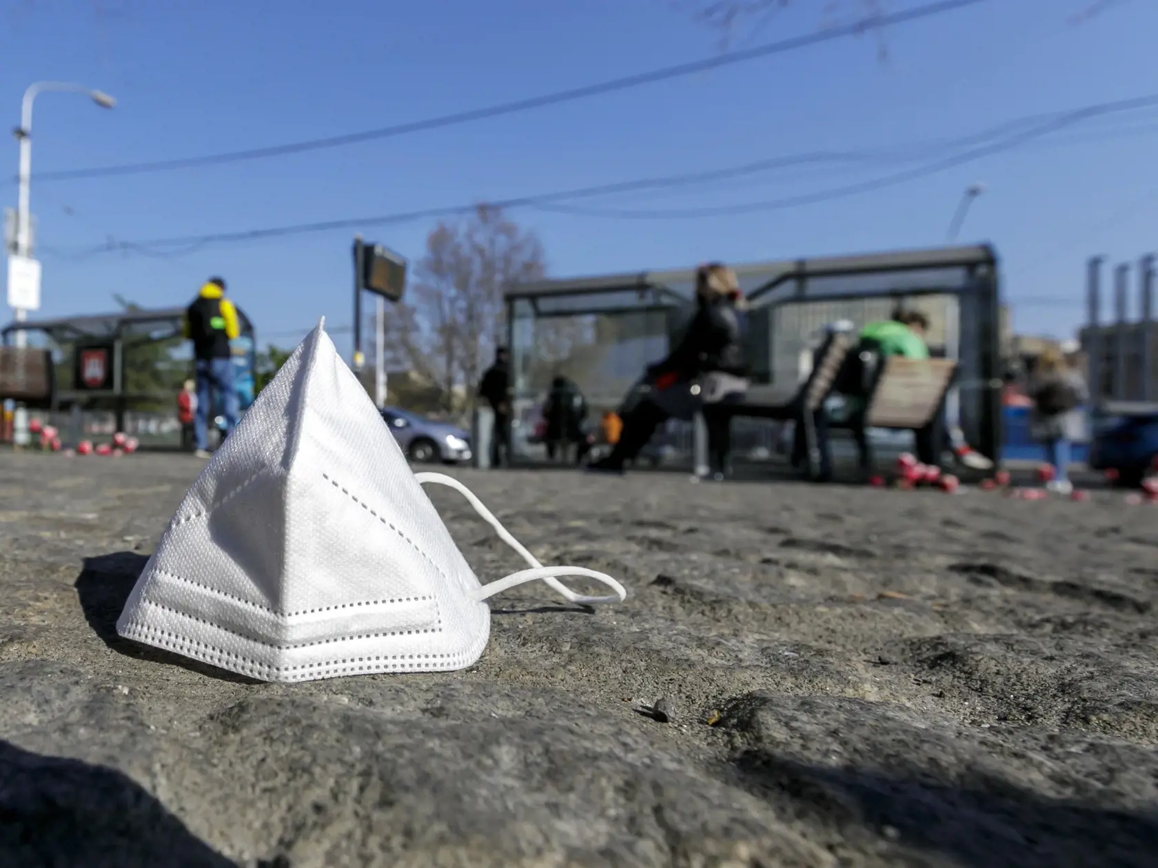 Od štvrtka  21. apríla 2022 už nie je povinné prekrytie horných dýchacích ciest v exteriéroch ani vo väčšine interiérov. Respirátor je naďalej povinný pre personál i návštevníkov zdravotníckych zariadení a zariadení sociálnych služieb, pacientov v čakárňach u lekára i zákazníkov lekární. Zrušila sa aj povinná karanténa po kontakte s pozitívne testovanou osobou na COVID-19. Vyplýva to z vyhlášok Úradu verejného zdravotníctva (ÚVZ) SR. Prekrytie horných dýchacích ciest tak už nie je povinné v exte