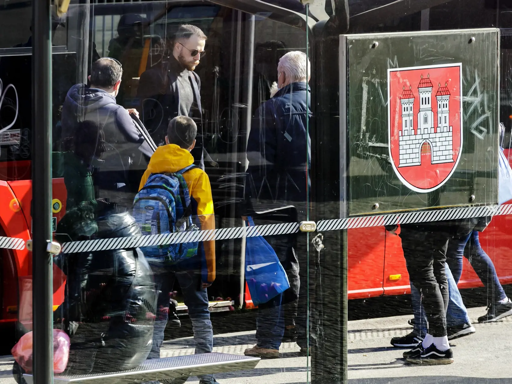 Od štvrtka  21. apríla 2022 už nie je povinné prekrytie horných dýchacích ciest v exteriéroch ani vo väčšine interiérov. Respirátor je naďalej povinný pre personál i návštevníkov zdravotníckych zariadení a zariadení sociálnych služieb, pacientov v čakárňach u lekára i zákazníkov lekární. Zrušila sa aj povinná karanténa po kontakte s pozitívne testovanou osobou na COVID-19. Vyplýva to z vyhlášok Úradu verejného zdravotníctva (ÚVZ) SR. Prekrytie horných dýchacích ciest tak už nie je povinné v exte