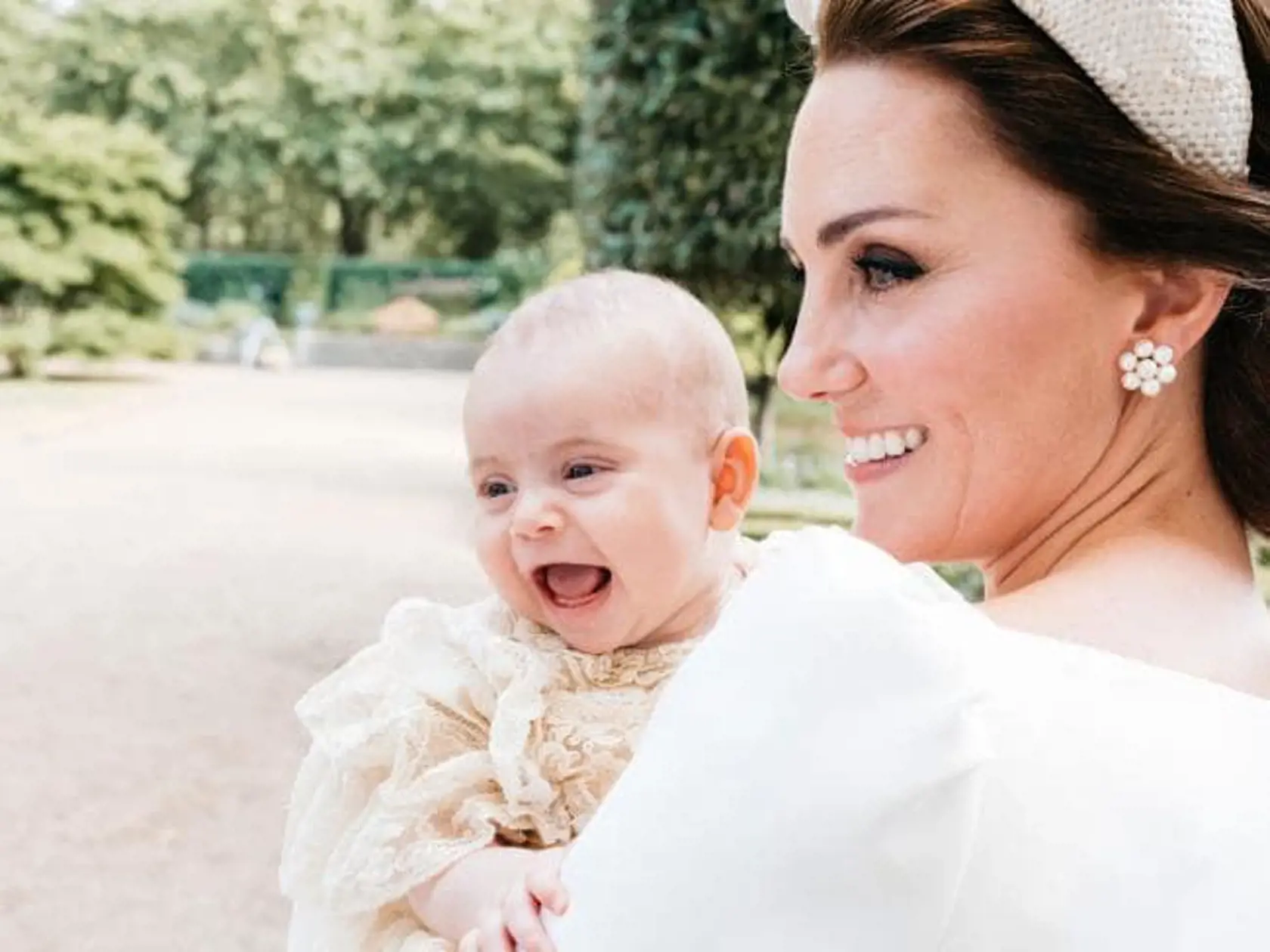 Princ Louis: V roku 2018 sa Kate Middleton a Williamovi narodilo tretie dieťa, princ Louise. Svet ho zatiaľ videl len zopárkrát, ale zakaždým spokojného a usmiateho. Je piatym čakateľom na trón - pred ním je jeho sestra, pred ňou brat George, otec William a dedko Charles. 
