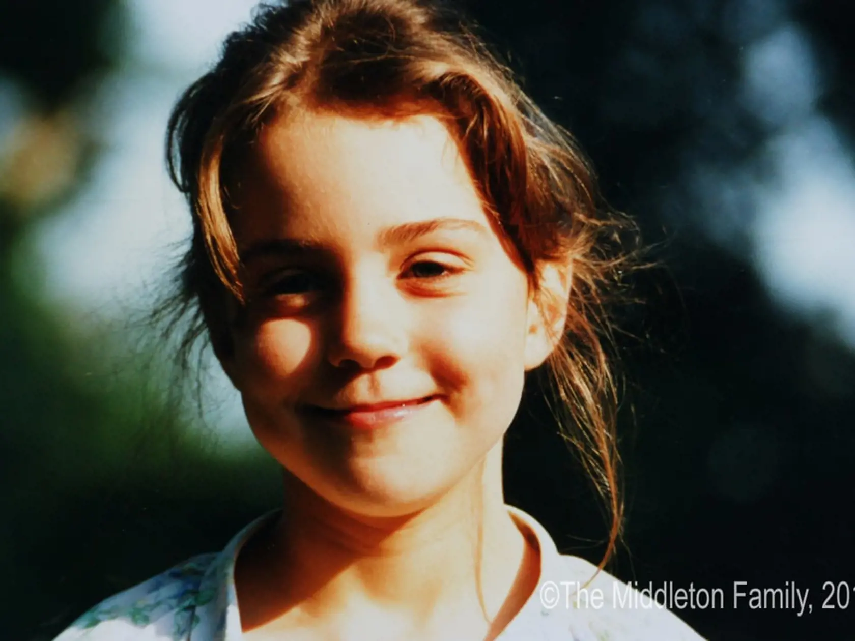 Kate Middleton ako dieťa. Princ Louis ju na pohľad pripomína už teraz, a to má len 7 mesiacov.