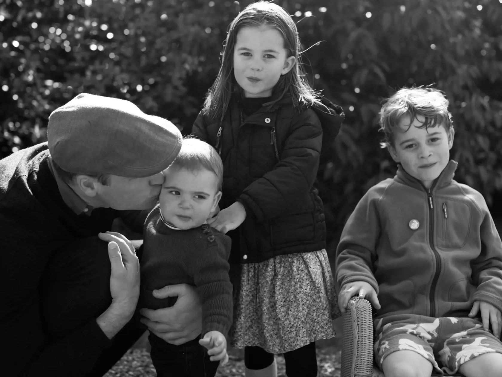 Wa 10 Nortfolk - Na snímke, ktorú Kensingtonský palác vydal 25. decembra 2019, britský princ William a jeho tri deti princ Louis, princezná Charlotte a princ George pózujú vo vidieckom sídle v anglickom grófstve Norfolk. Kensingtonský palác ako oficiálne londýnske sídlo oboch manželov uviedol, že čiernobielu fotografiu urobila Kate, vojvodkyňa z Cambridge, ešte začiatkom tohto roka. FOTO TASR/AP 

Undated handout photo issued by Kensington Palace on Wednesday Dec. 25, 2019 of Britain's Prince Wi