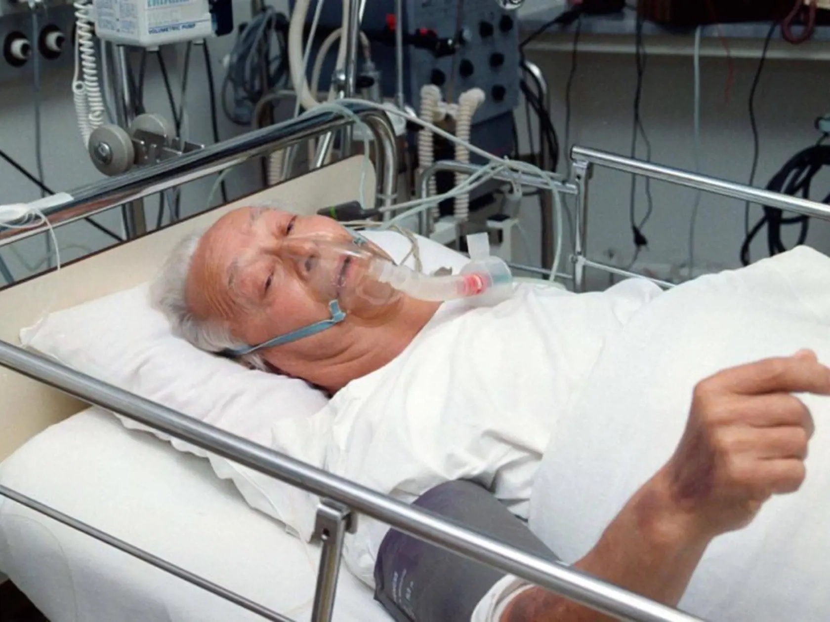 Poslanec FZ ČSFR Alexander Dubček na nemocničnom lôžku pražskej nemocnice Na Homolce po autonehode.
Pri preverovaní prípadu okolností dopravnej nehody, pri ktorej došlo k vážnym zraneniam bývalého predsedu Federálneho zhromaždenia ČSFR Alexandra Dubčeka, neboli zistené žiadne skutočnosti, ktoré by potvrdzovali záver, že úmrtie A. Dubčeka spôsobil trestný čin vraždy. 
Foto: TASR/ČTK
