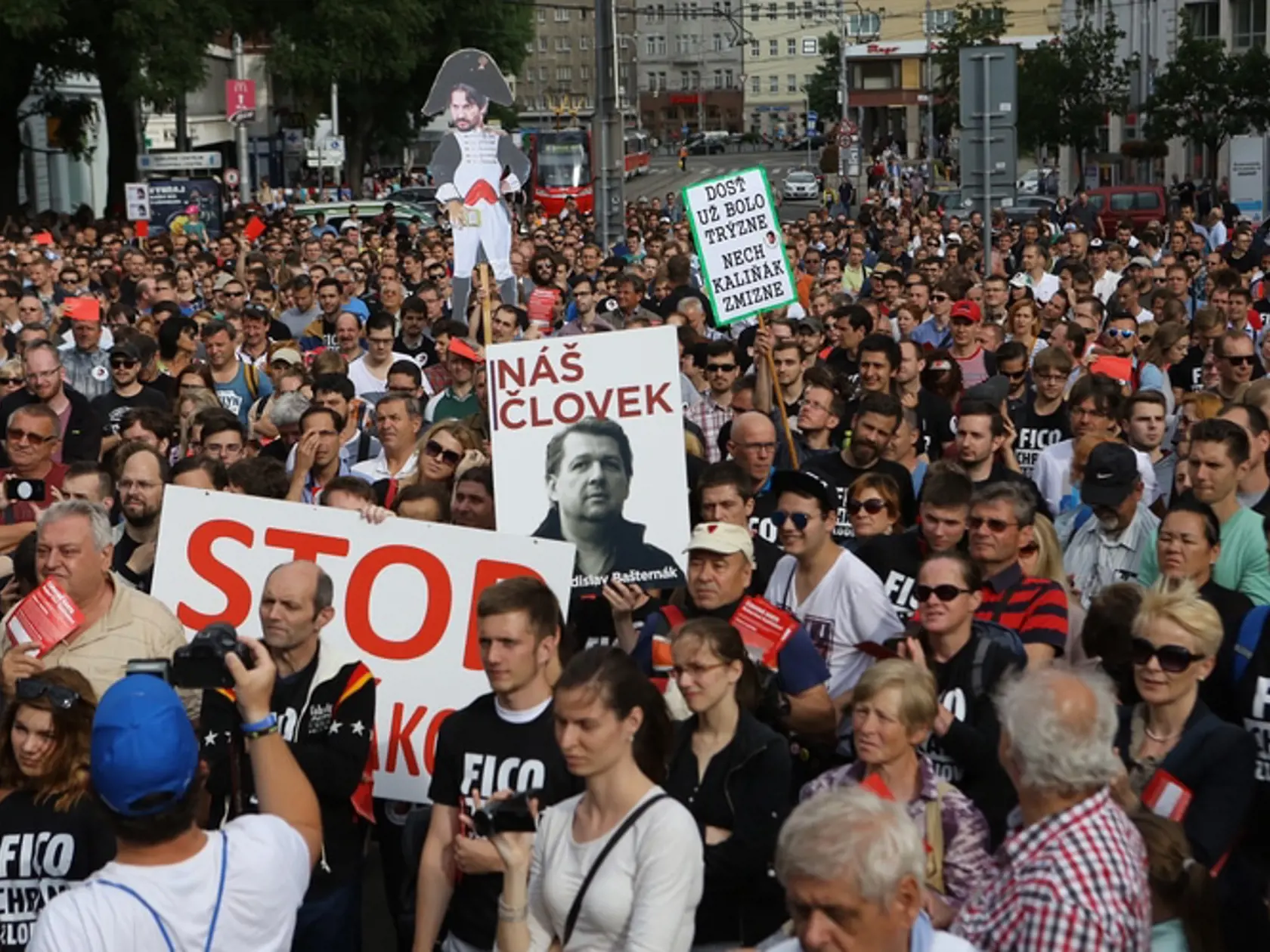 Druhý protest pred komplexom Bonaparte.