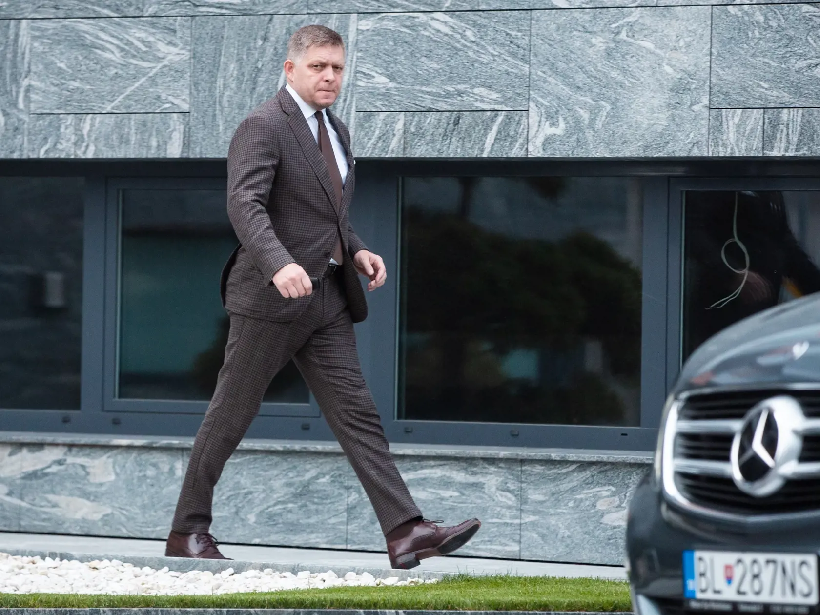 Robert Fico pred bytovkou Bonaparte v Bratislave.