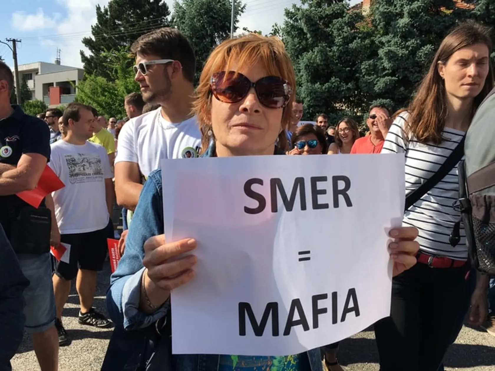 Protest pred bytovým komplexom Bonaparte.