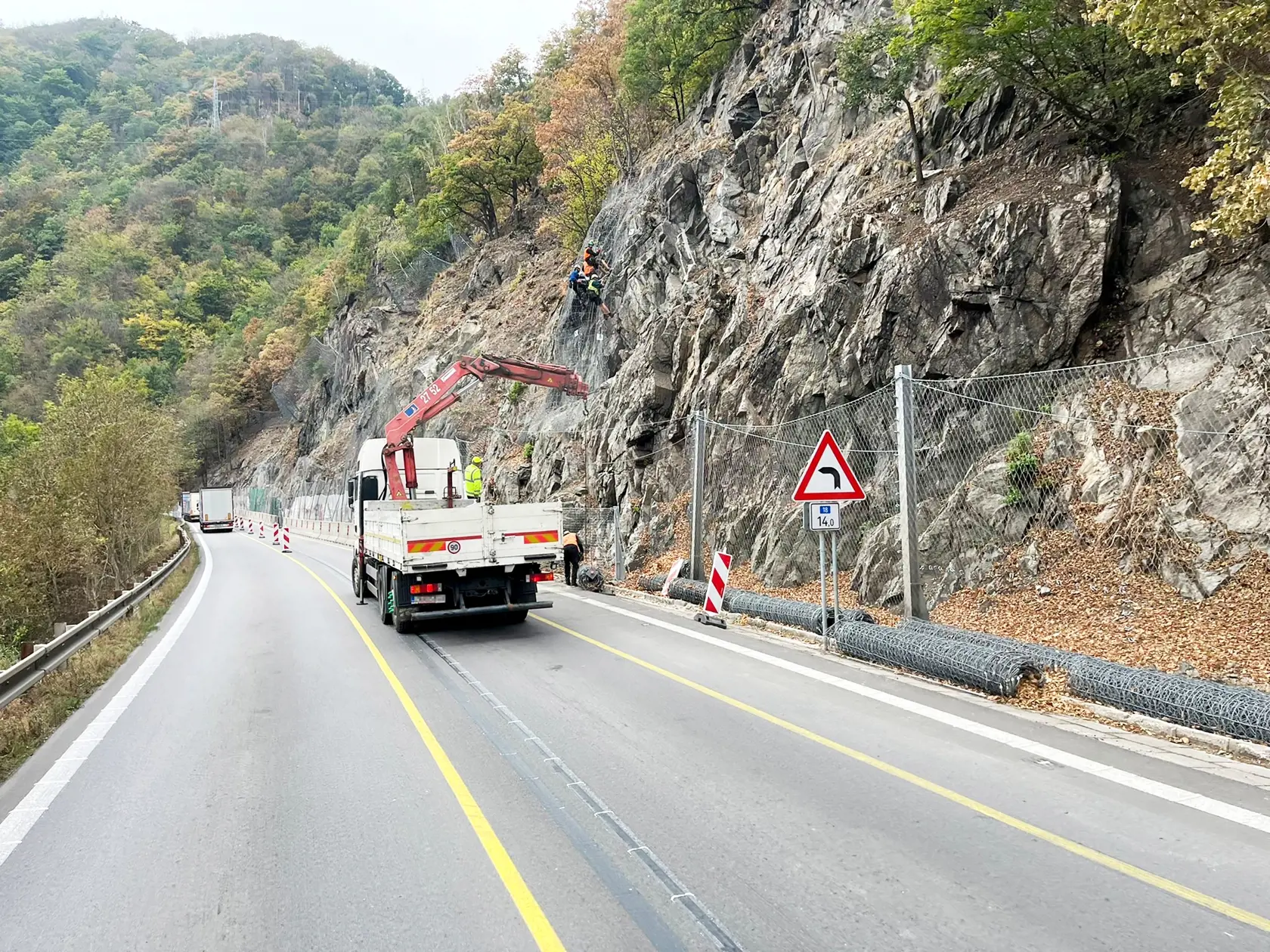 Prekliaty úsek. Na trasu cez Strečno hromžia motoristi takmer stále. Teraz plynulosť premávky ešte spomalili práce na nebezpečnom brale, z ktorého padajú kamene.