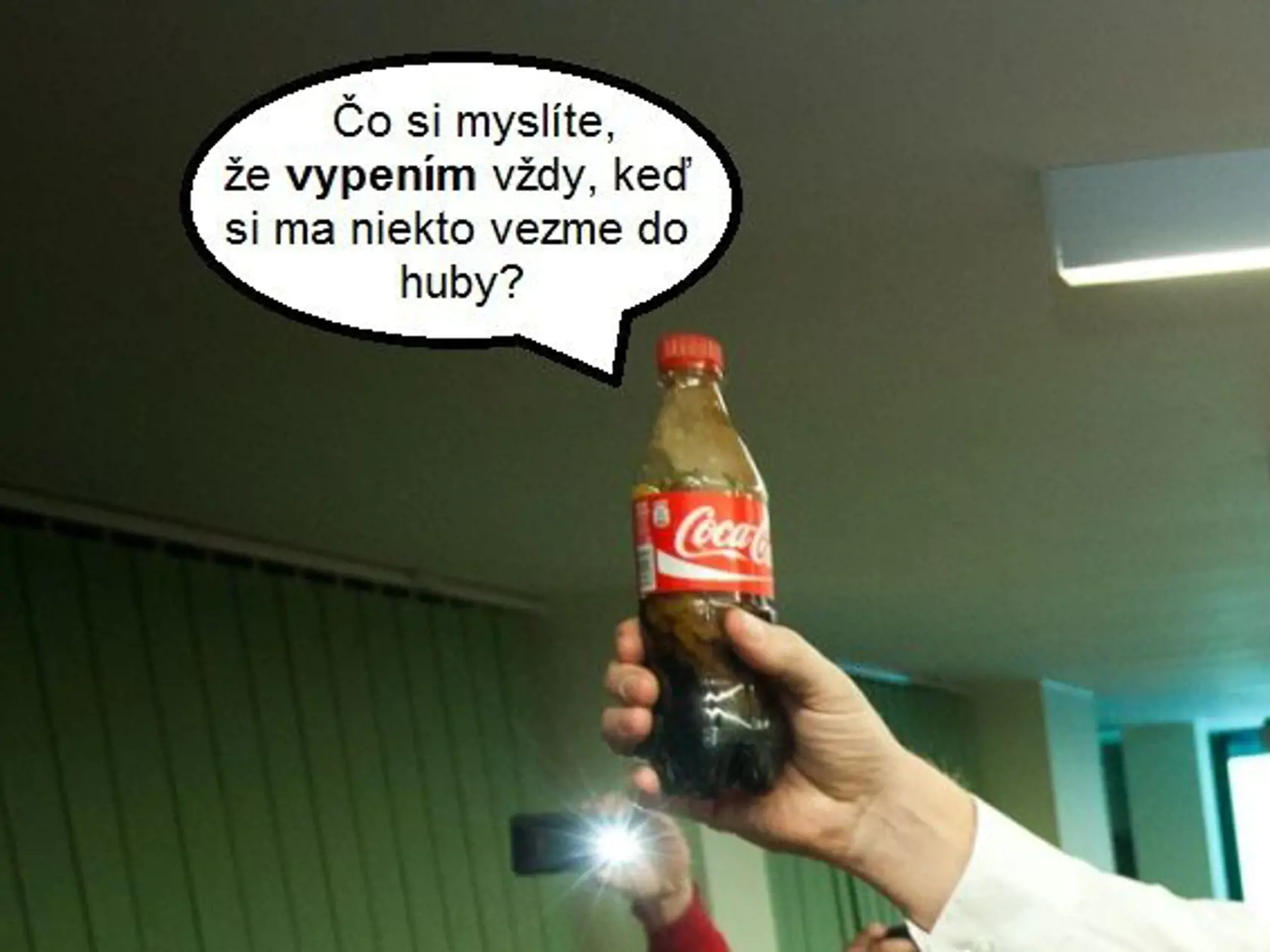Fico oslavoval víťazstvo vo voľbách s Colou v ruke.