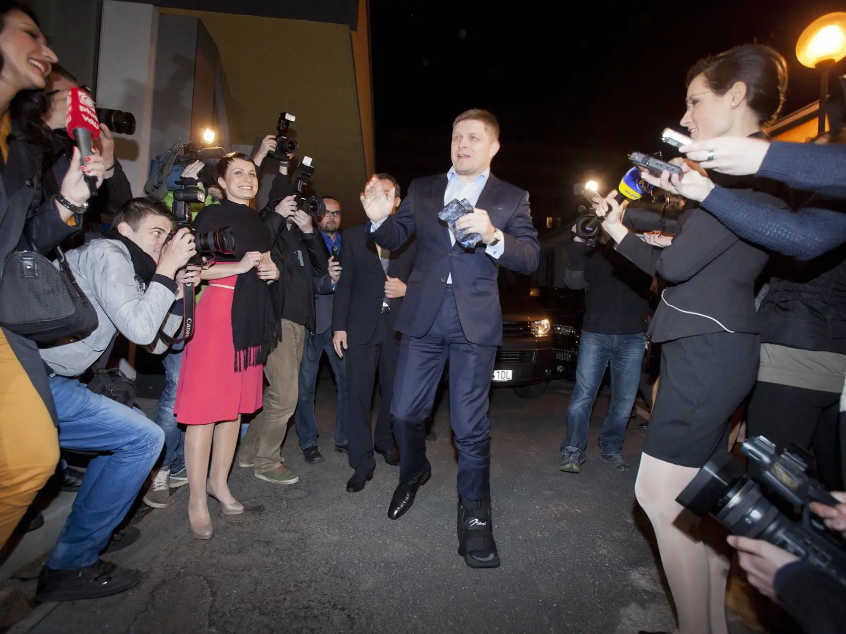 Fico prišiel do centrály s úsmevom a s kravatou v ruke.