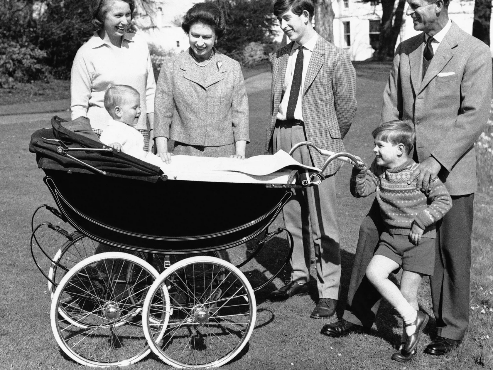 KK54  Windsor - Na archívnej snímke z 19. decembra 1965 britská kráľovná Alžbeta II. a manžel princ Philip so svojimi deťmi vo Windsore. Zľava princezná Anne, princ Charles, princ Andrew a v kočíku princ Edward. Britská kráľovná Alžbeta II. a princ Philip oslávili 20. novembra 2017 už 70. výročie svadby. Svadba 21-ročnej princeznej Alžbety a 26-ročného poručíka Philipa Mountbattena, princa gréckeho a dánskeho sa konala 20. novembra 1947 vo Westminsterskom opátstve. FOTO TASR/AP 
FILE - In this D