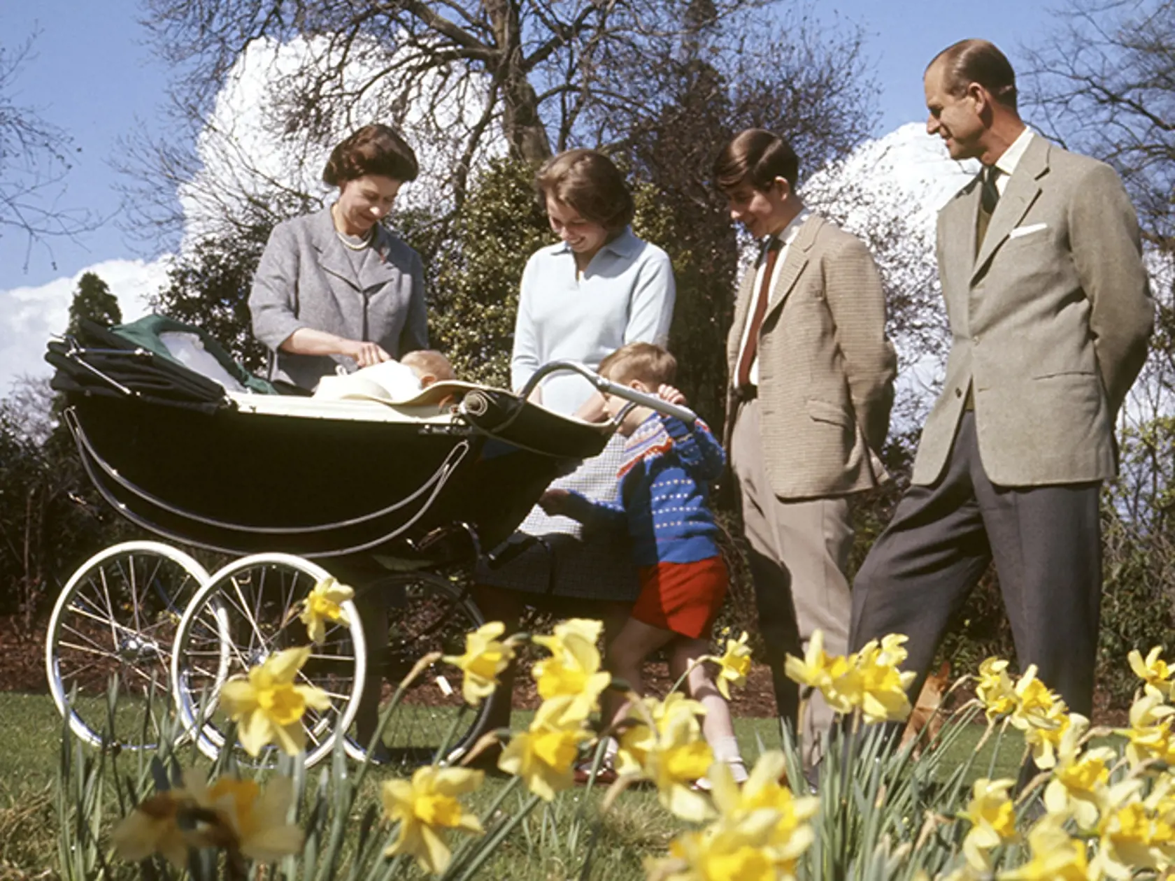 KK39 Windsor - Na archívnej snímke z 21. apríla 1965 zľava britská kráľovná Alžbeta II., princ Edward, pricezná Anne, princ Andrew, princ Charles a princ Philip počas osláv 39. narodenín kráľovnej Alžbety II. vo Windsore. Kráľovná Alžbeta II. sa stane v stredu 9. septembra 2015 najdlhšie vládnucim monarchom v britskej histórii. FOTO TASR/AP  
FILE - This is a April 21, 1965  file photo of from left to right,  Queen Elizabeth II, baby Prince Edward, Princess Anne, Prince Andrew, Prince Charles an