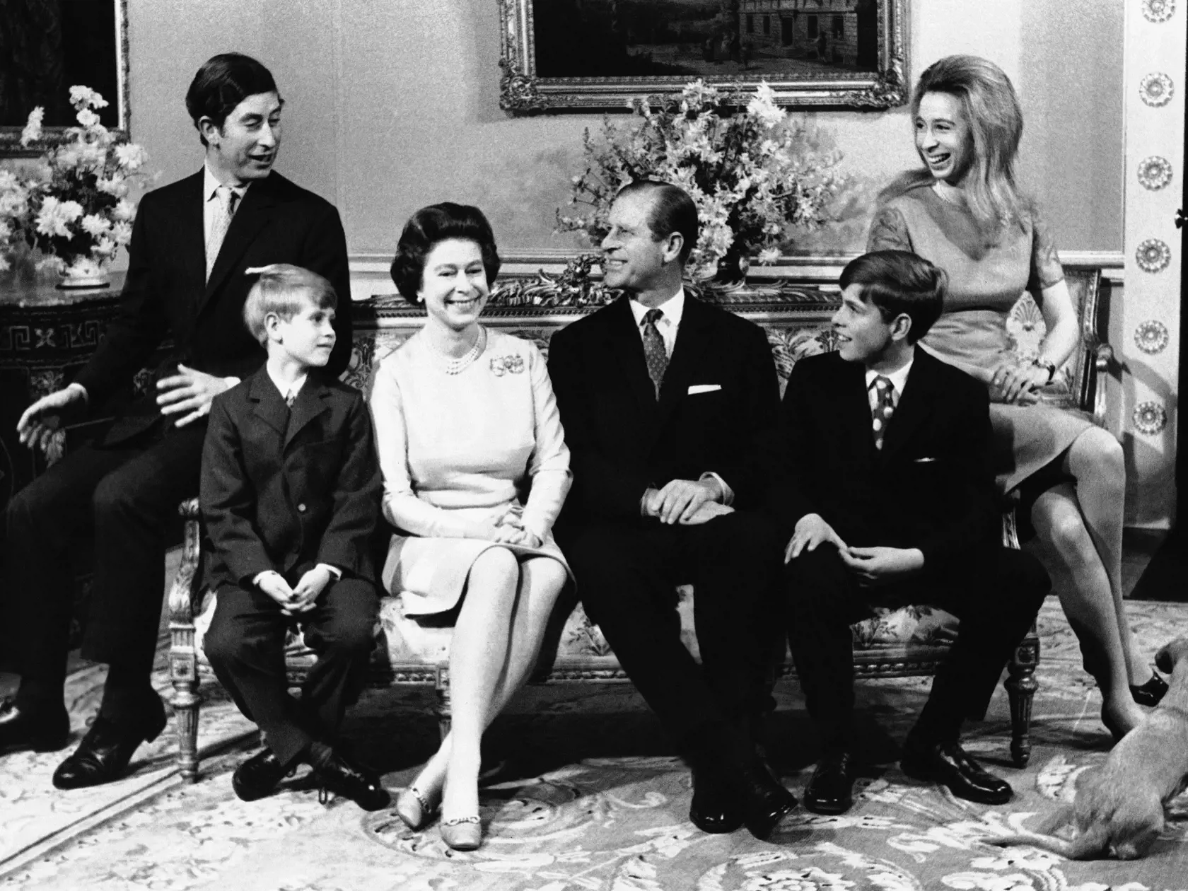 KK53 Londýn - Na archívnej snímke z 20. novembra 1972 britská kráľovná Alžbeta II. a princ Philip so svojimi deťmi pri príležitosti striebornej svadby v Buckhinghamskom paláci v Londýne. Zľava princ Charles, princ Edward (8 rokov), kráľovná Alžbeta II., princ Philip, princ Andrew (12 rokov) a princezná Anne (22 rokov). Britská kráľovná Alžbeta II. a princ Philip oslávili 20. novembra 2017 už 70. výročie svadby. Svadba 21-ročnej princeznej Alžbety a 26-ročného poručíka Philipa Mountbattena, princ