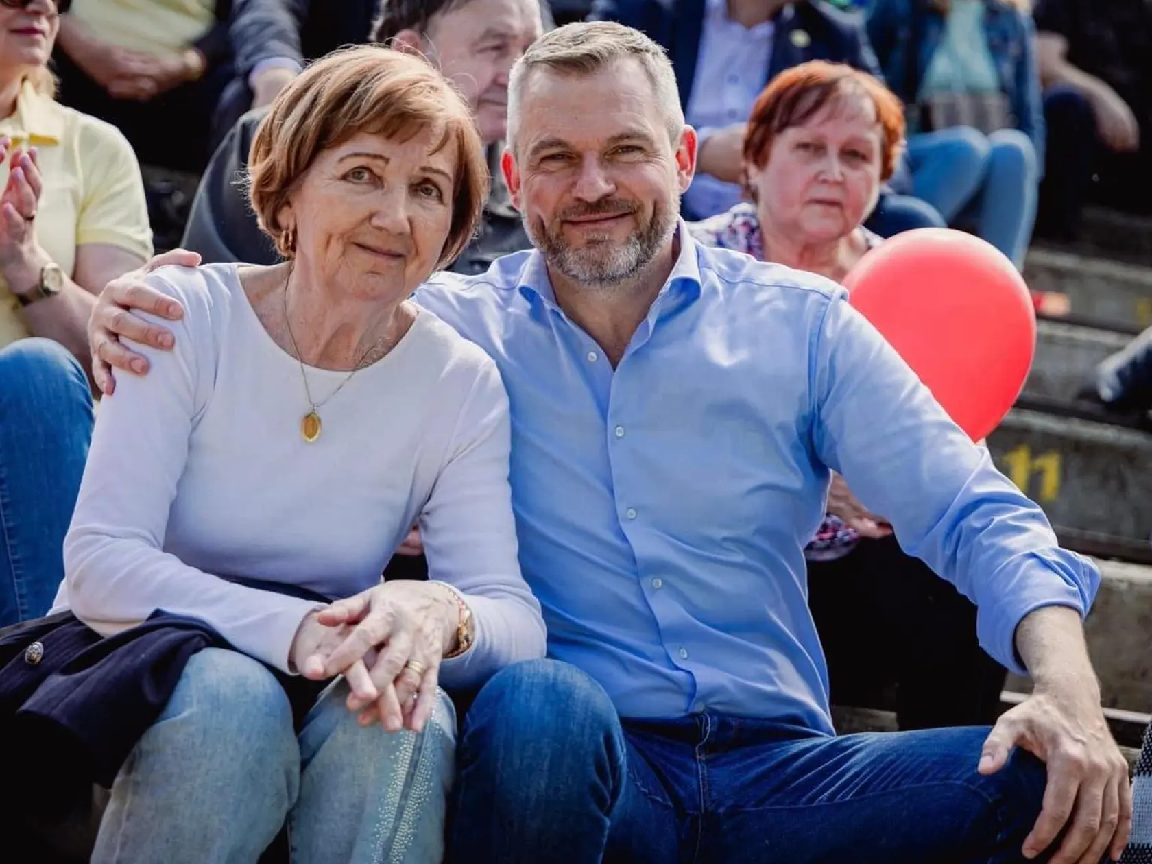"Mamy sú našou najväčšou hodnotou v živote. Slovo mama je prvé, ktoré sa naučíme vysloviť," uviedol v statuse na Deň matiek Peter Pellegrini. 