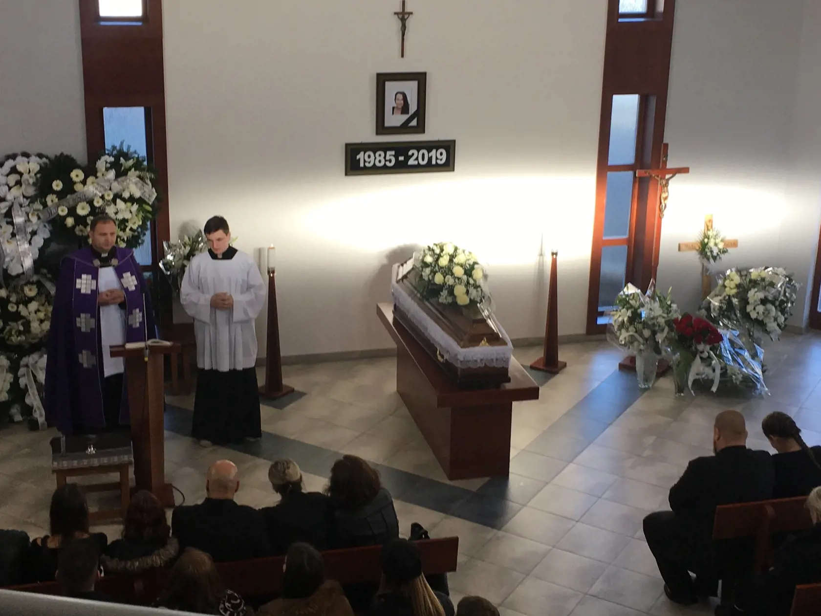 S Violou Macákovou (†34) sa naposledy rozlúčili v sninskom dome smútku.