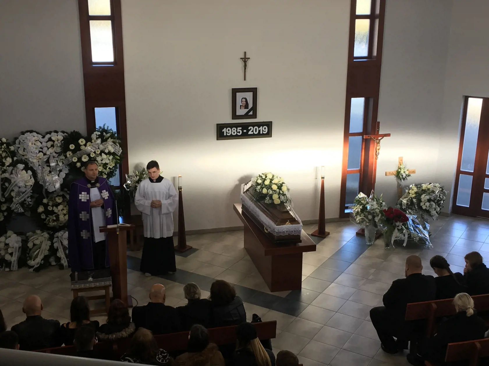 S Violou Macákovou (†34) sa naposledy rozlúčili v sninskom dome smútku.