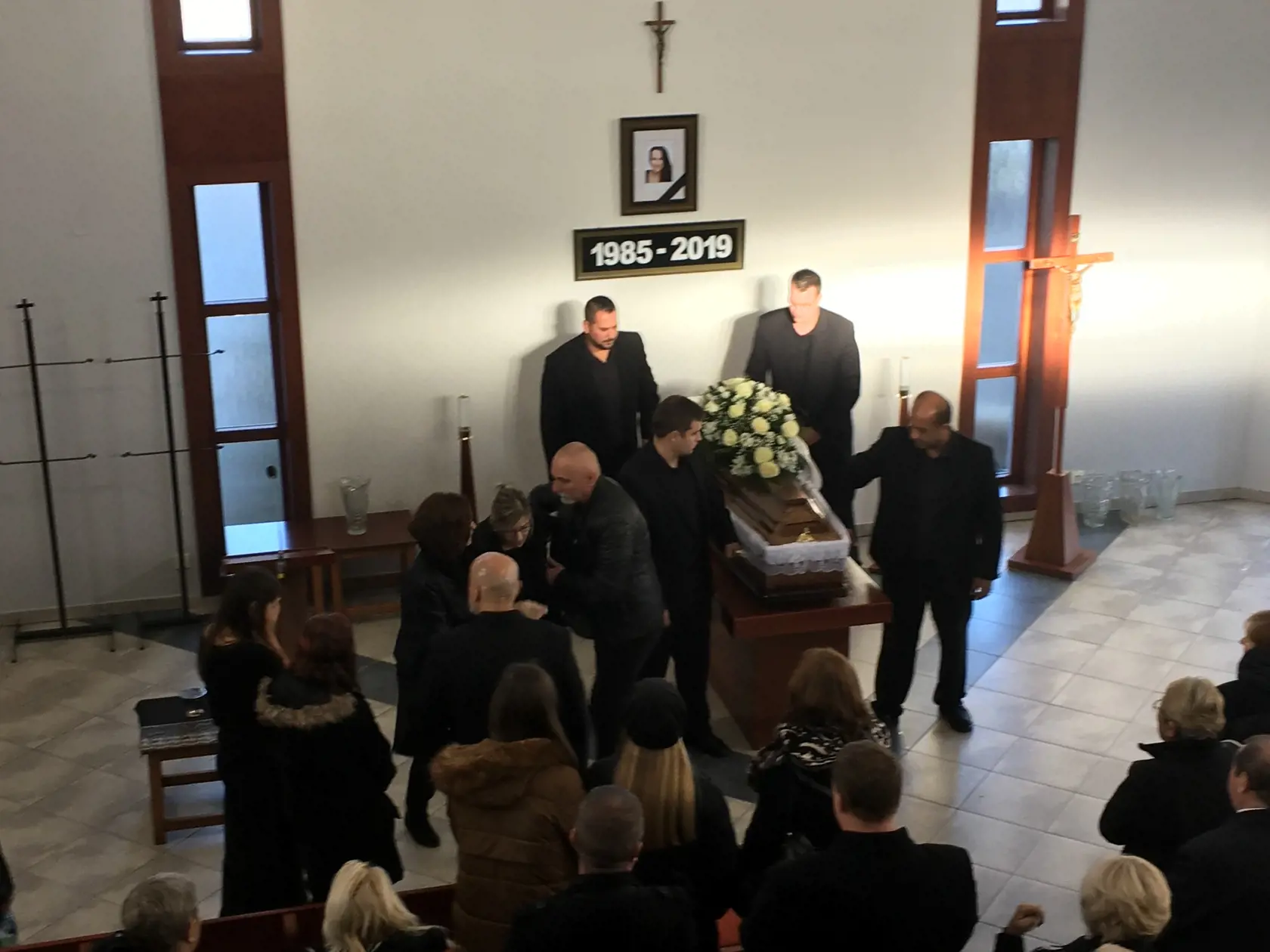 S Violou Macákovou (†34) sa naposledy rozlúčili v sninskom dome smútku.
