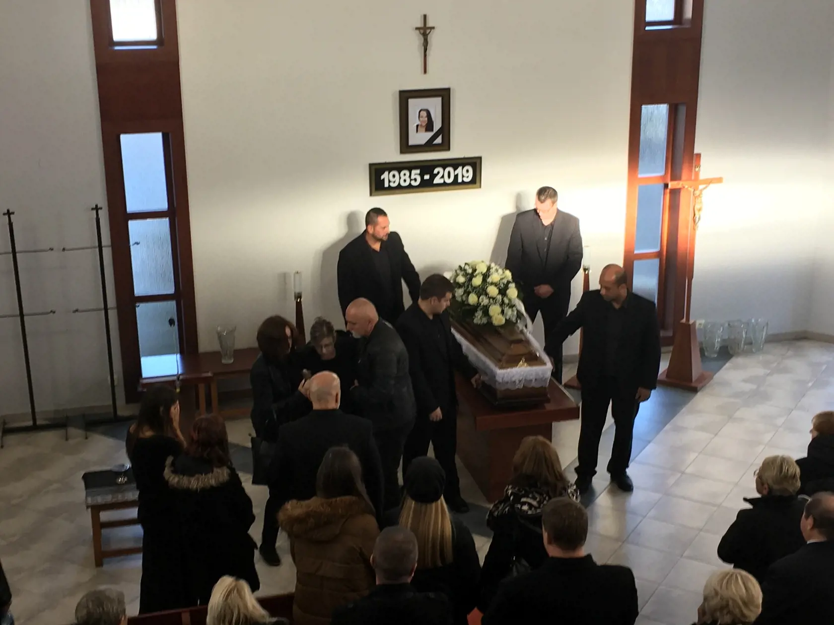 S Violou Macákovou (†34) sa naposledy rozlúčili v sninskom dome smútku.