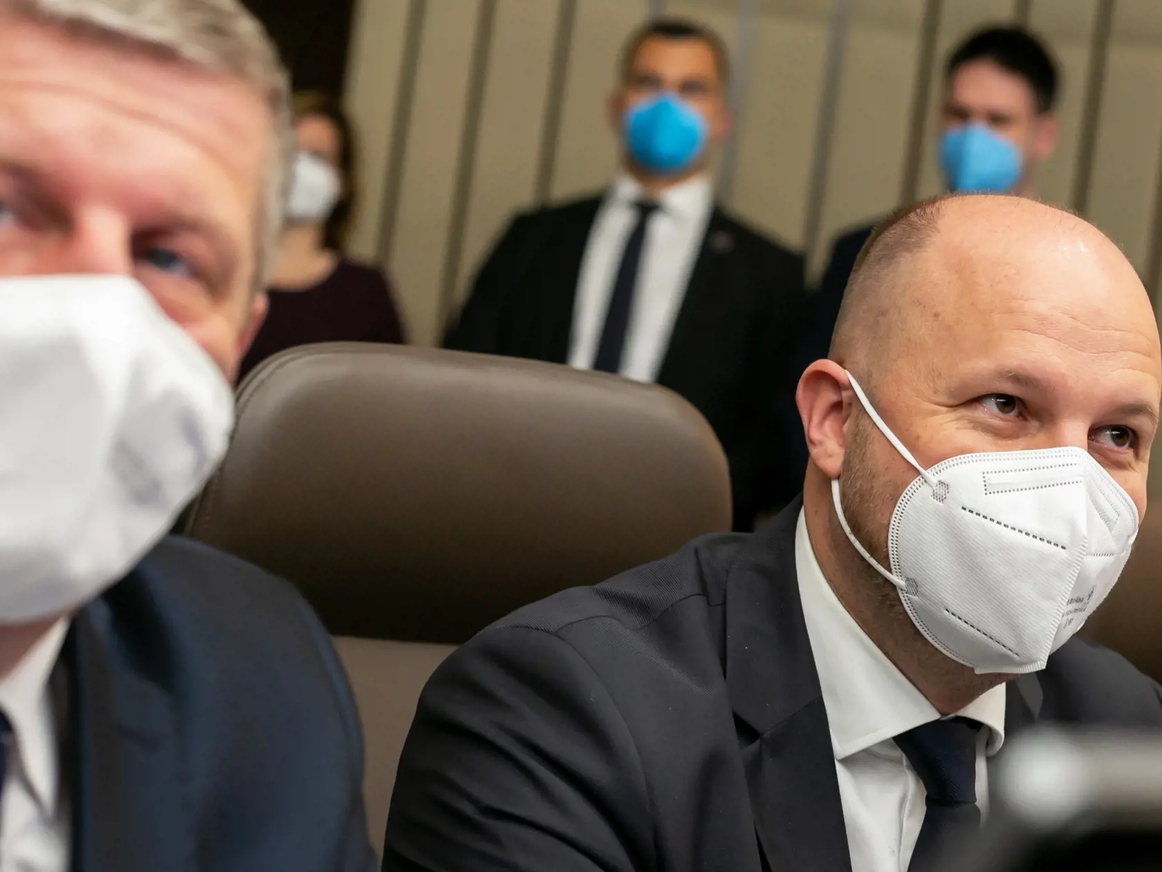Na snímke sú príchody ministrov na 1. zasadanie vlády pod vedením premiéra Eduarda Hegera. 