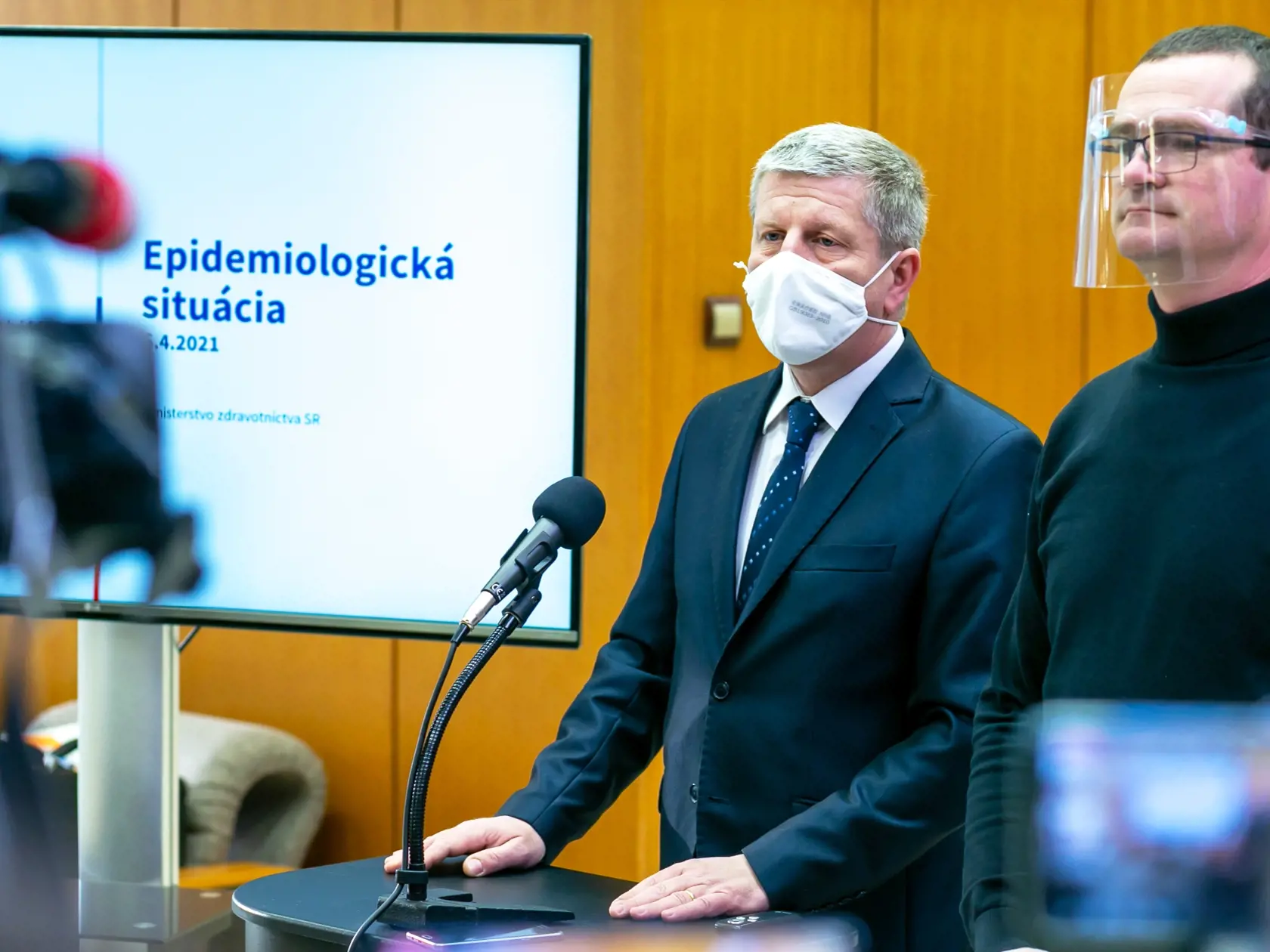 Na snímke sú príchody ministrov na 1. zasadanie vlády pod vedením premiéra Eduarda Hegera. 