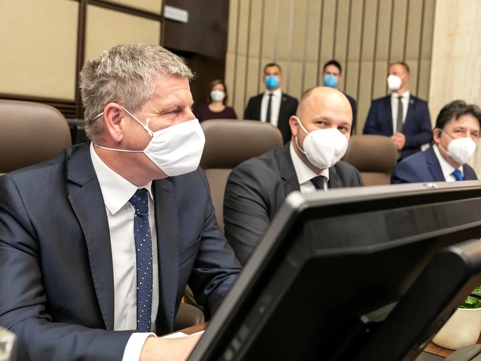 Na snímke sú príchody ministrov na 1. zasadanie vlády pod vedením premiéra Eduarda Hegera. 
