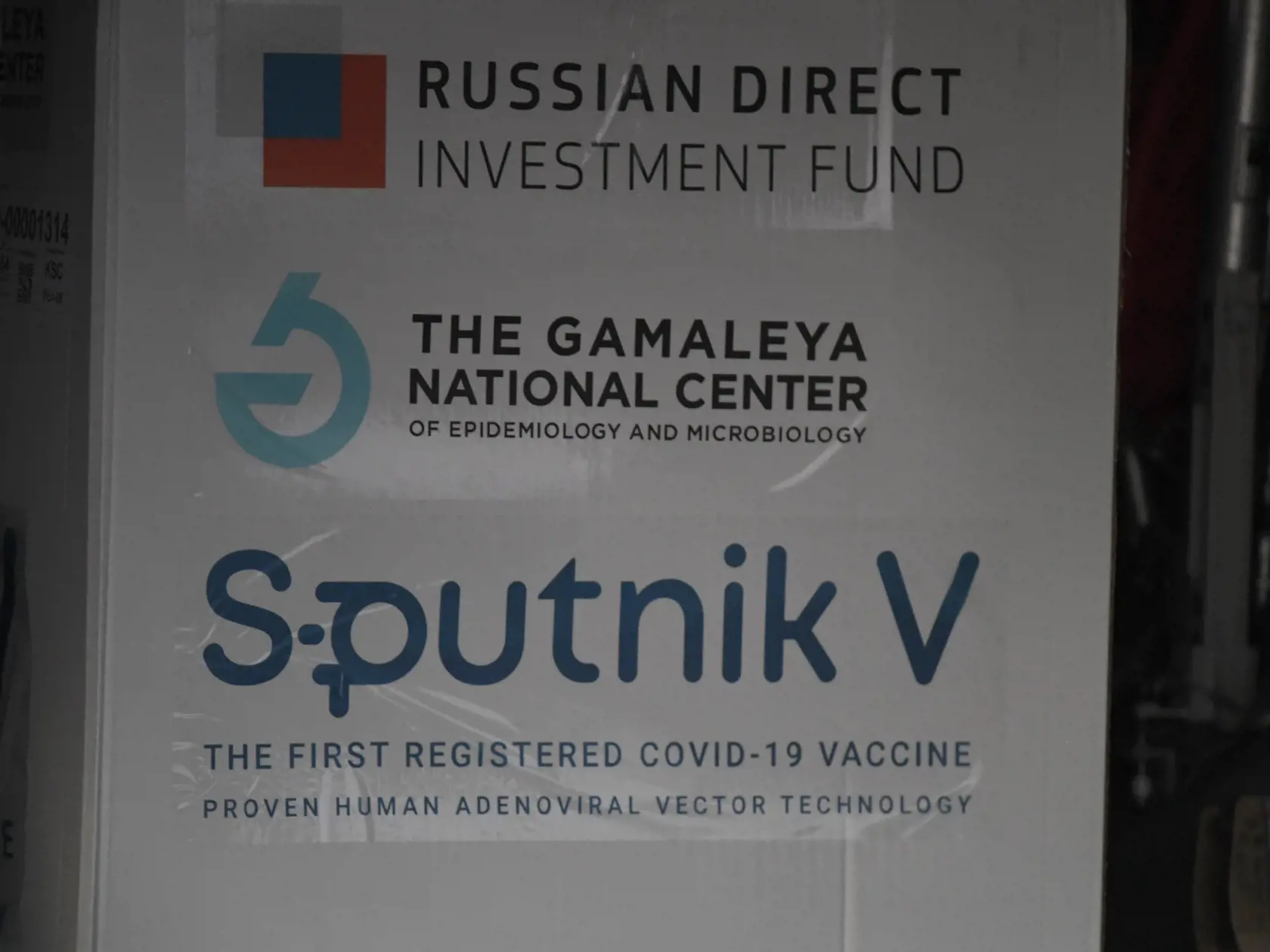 Slovensko nakúpi dva milióny kusov ruskej vakcíny Sputnik V. Premiér Igor Matovič (OĽANO) o tom informoval z košického letiska, kde priviezli prvú dodávku. Minister zdravotníctva Marek Krajčí (OĽANO) potvrdil, že očkovanie vakcínou bude dobrovoľné a bez obmedzenia veku. Začať by sa mohlo najskôr o dva týždne. Košice 1. marca 2021. FOTO TASR - František Iván