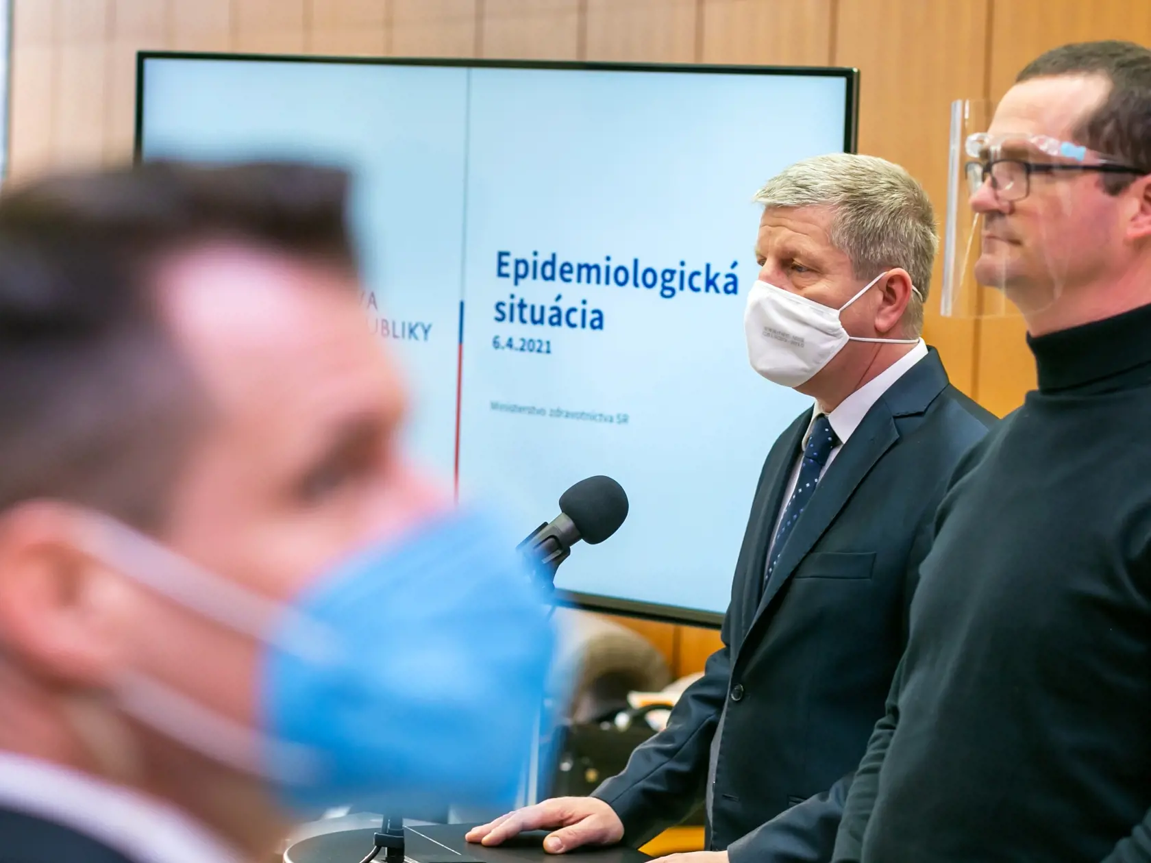 Na snímke sú príchody ministrov na 1. zasadanie vlády pod vedením premiéra Eduarda Hegera. 