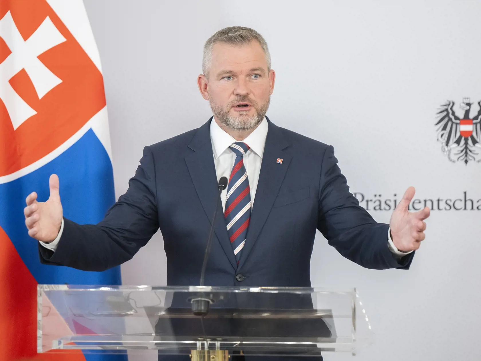 Na snímke prezident SR Peter Pellegrini na tlačovej konferencii počas oficiálnej návštevy Rakúska u spolkového prezidenta Alexandra Van der Bellena 11. septembra 2024 vo Viedni.