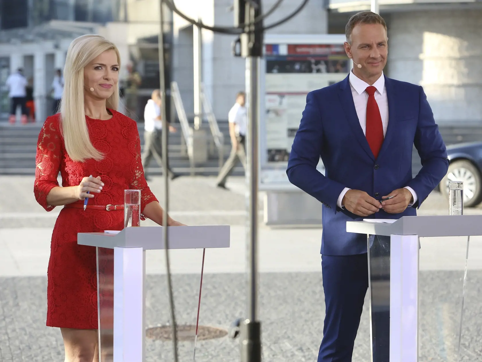 Patrik Švajda a Zlatica Švajdová Puškárová vysielali Televízne noviny naživo spred nákupného centra.