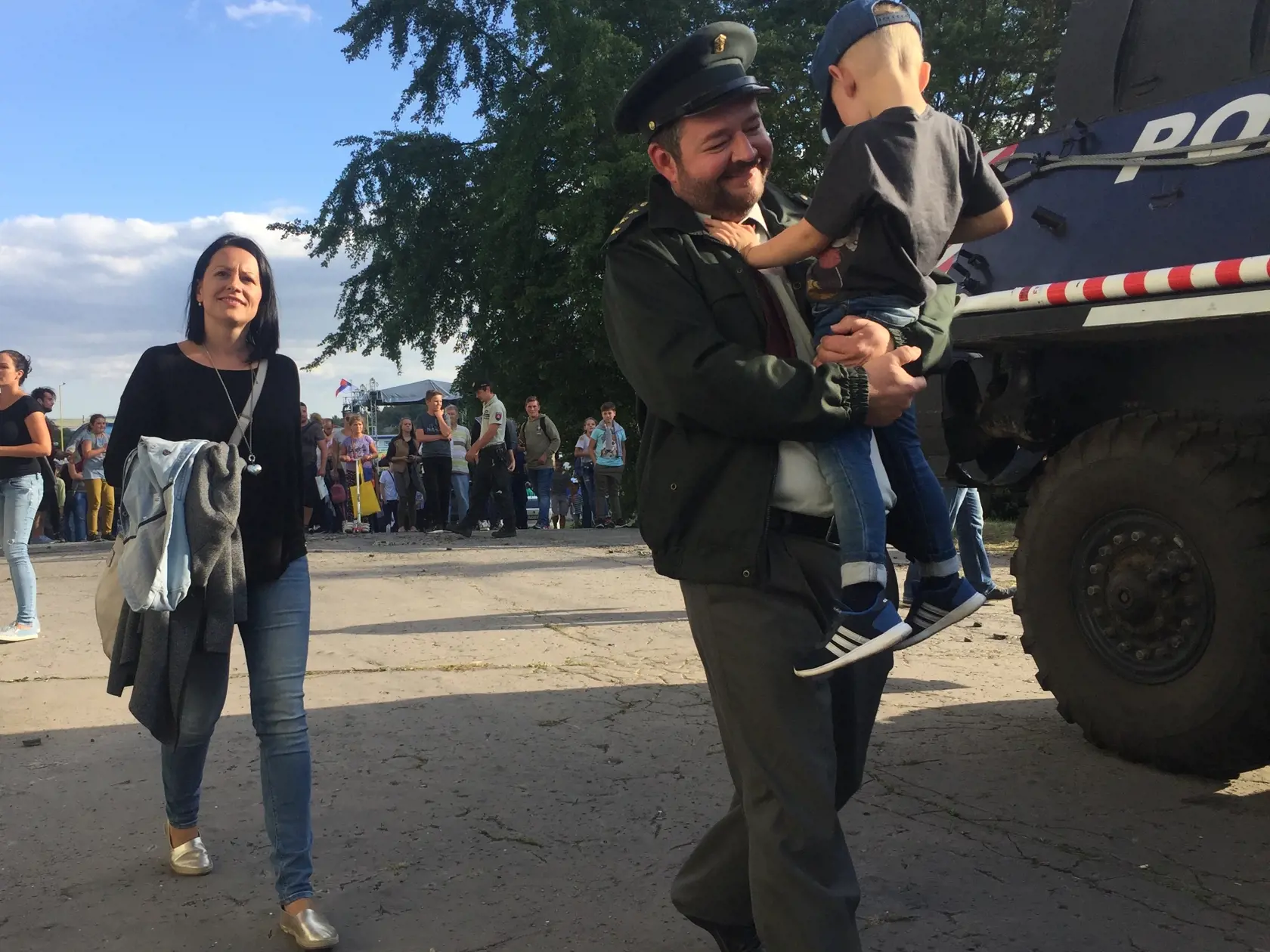 Mišo Hudák so synom Hugom (4) a partnerkou Denisou (38).