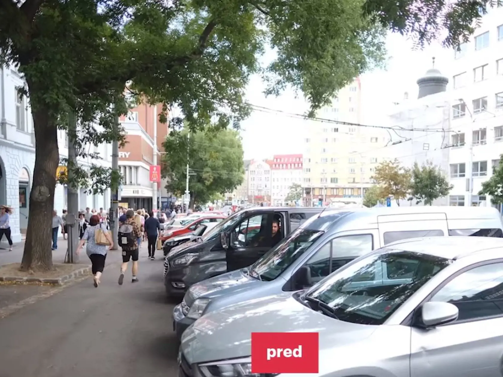 Námestie SNP po starom ako veľké parkovisko.